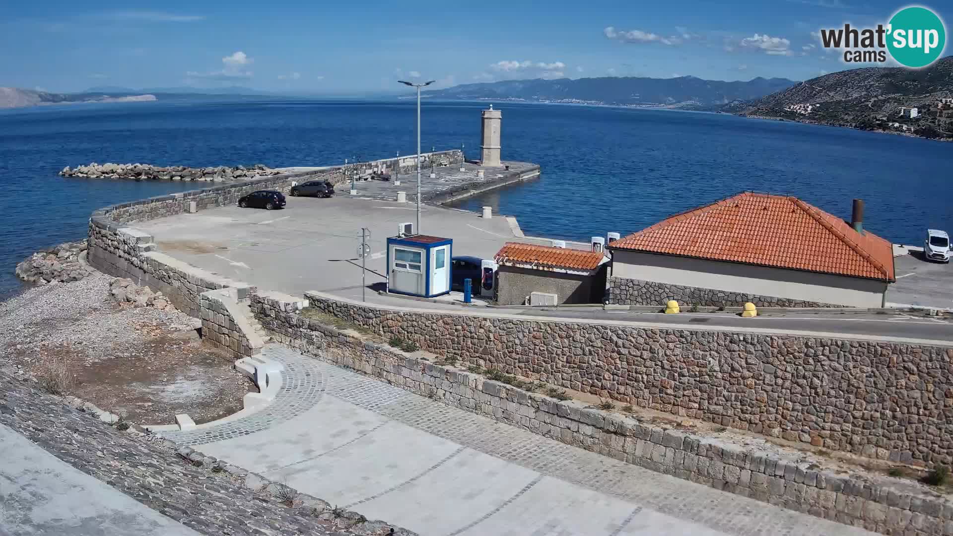 Spletna kamera Senj pristanišče – Pogled na valobran in svetilnik