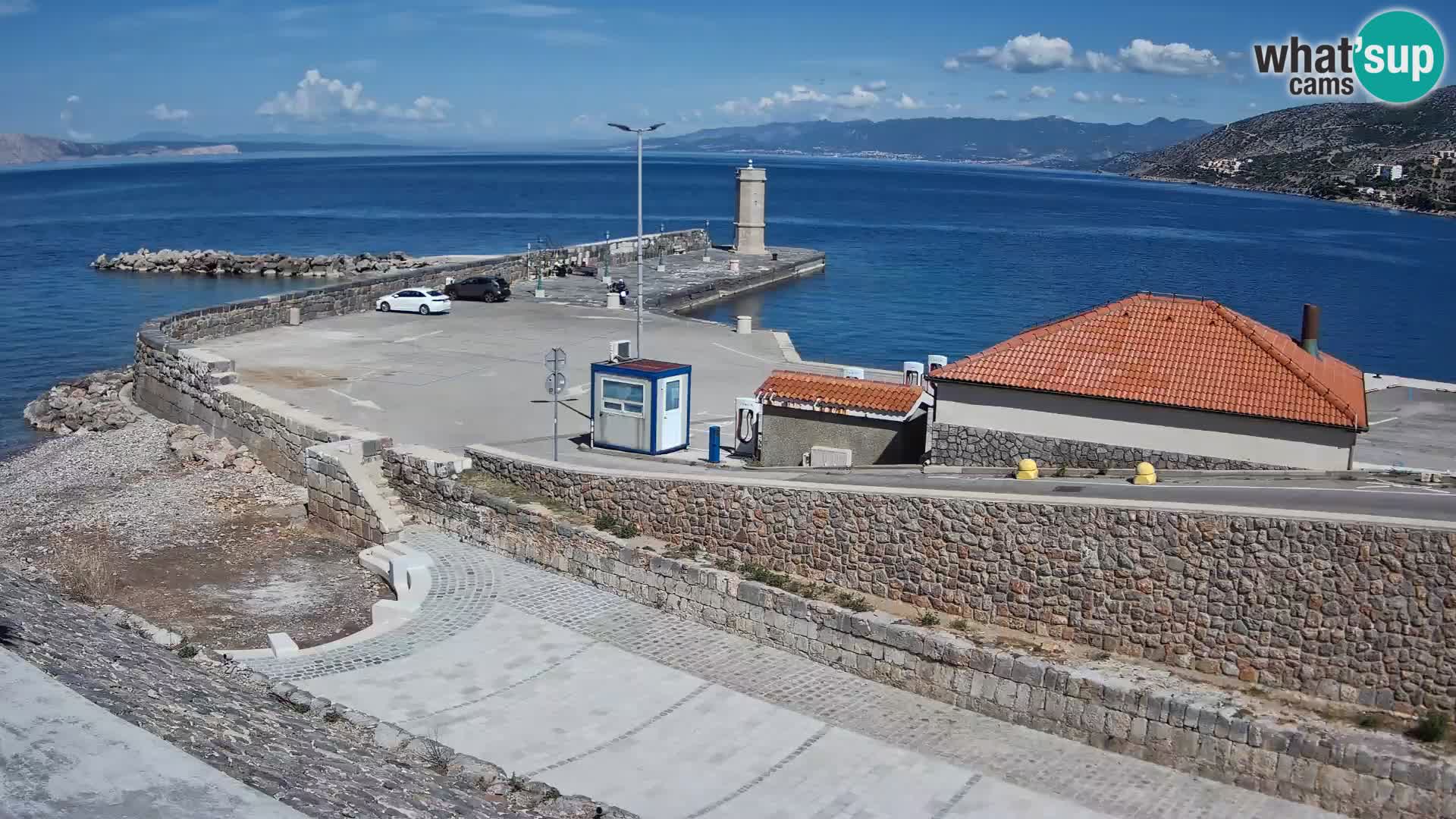 Spletna kamera Senj pristanišče – Pogled na valobran in svetilnik