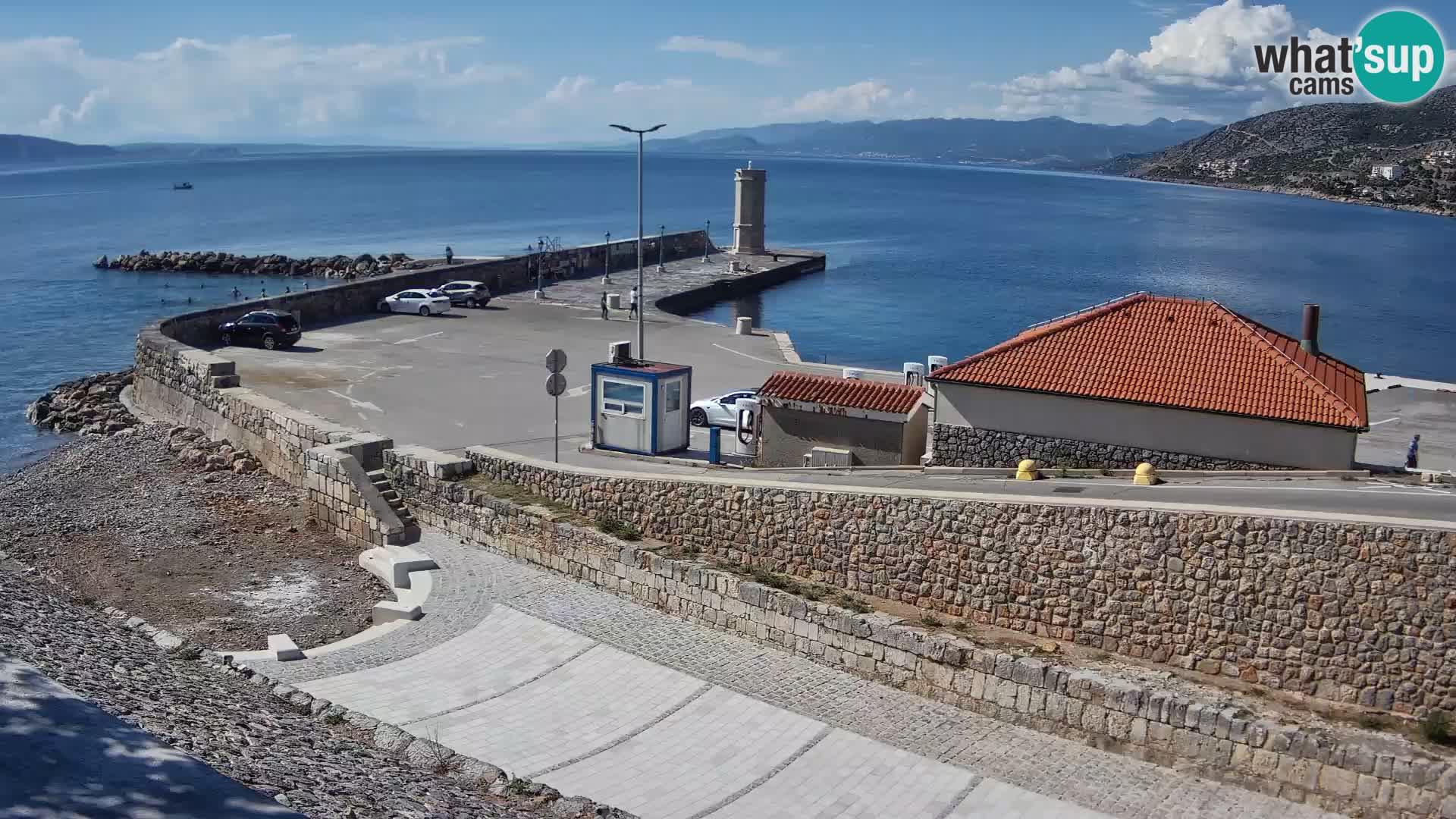 Spletna kamera Senj pristanišče – Pogled na valobran in svetilnik