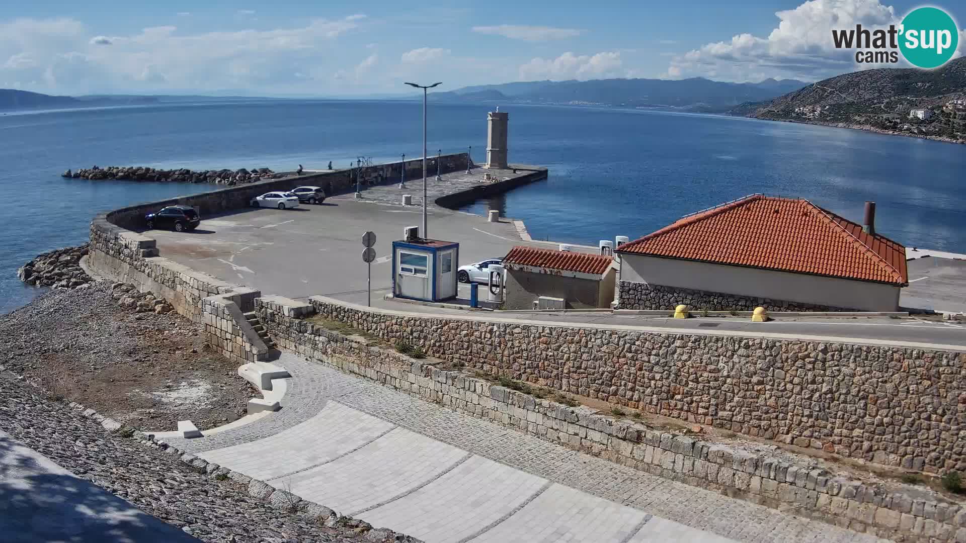 Spletna kamera Senj pristanišče – Pogled na valobran in svetilnik