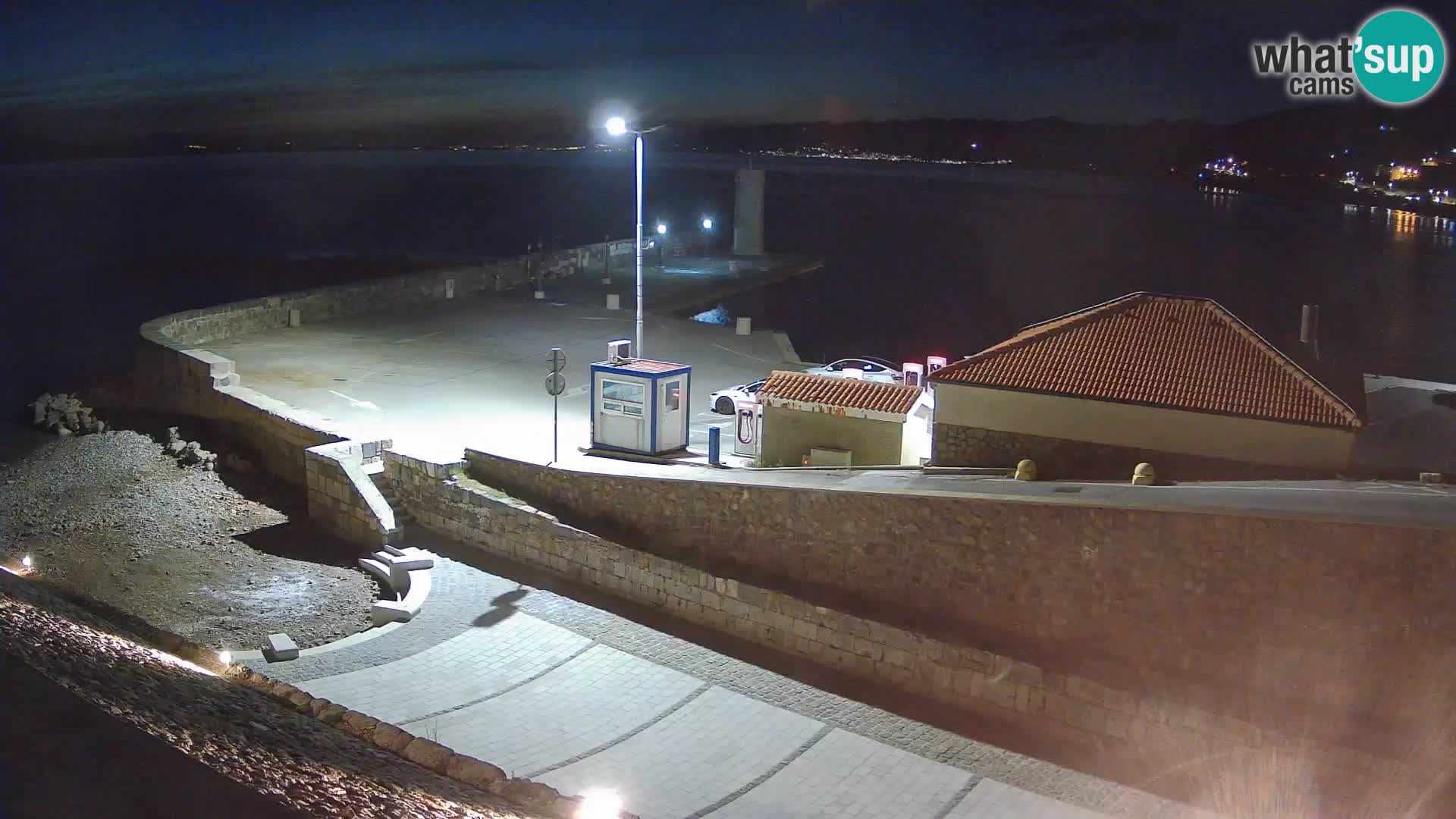 Spletna kamera Senj pristanišče – Pogled na valobran in svetilnik
