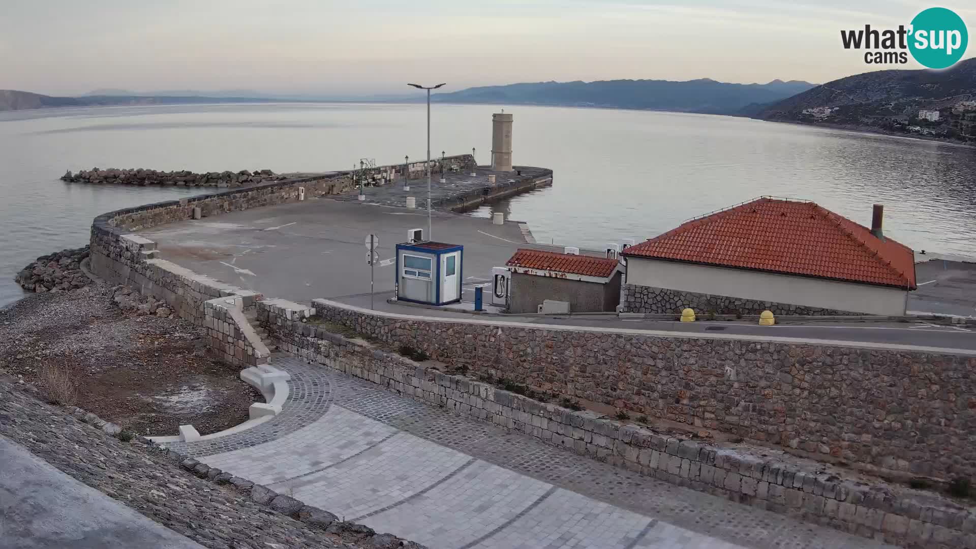 Webcam port de Senj – Vue sur la jetée et le phare