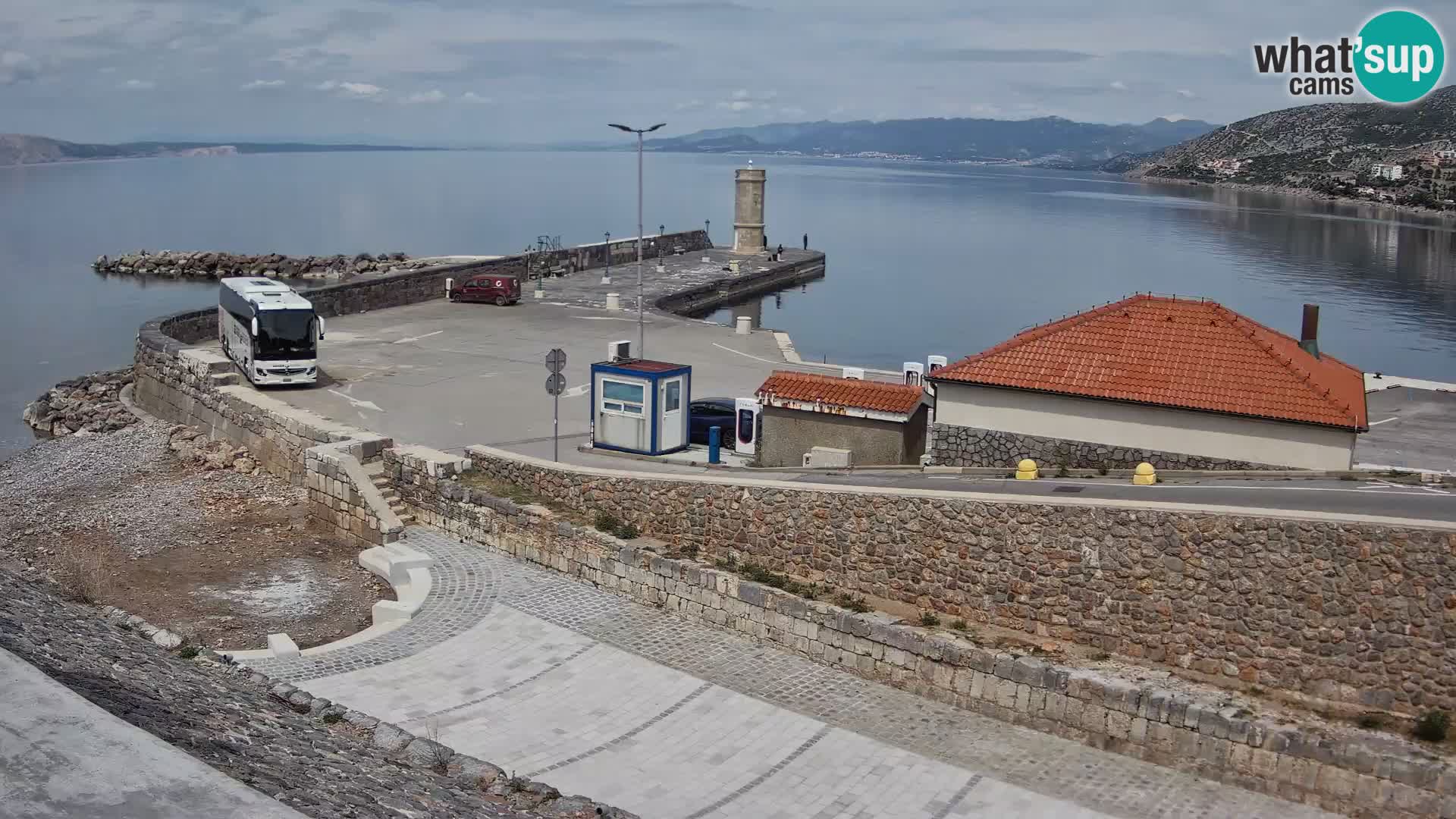 Spletna kamera Senj pristanišče – Pogled na valobran in svetilnik