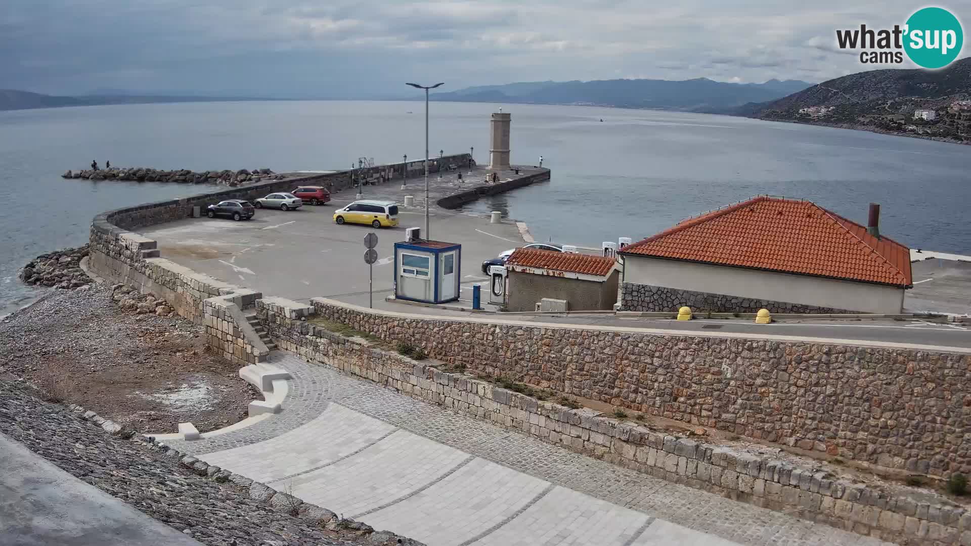 Spletna kamera Senj pristanišče – Pogled na valobran in svetilnik