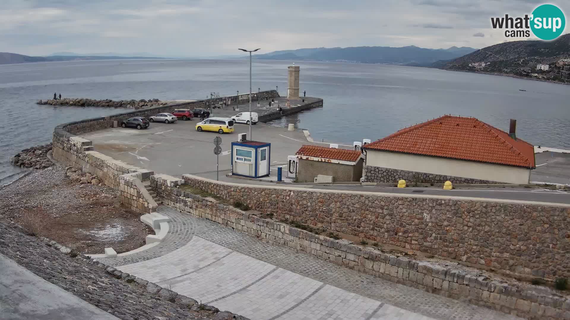 Spletna kamera Senj pristanišče – Pogled na valobran in svetilnik