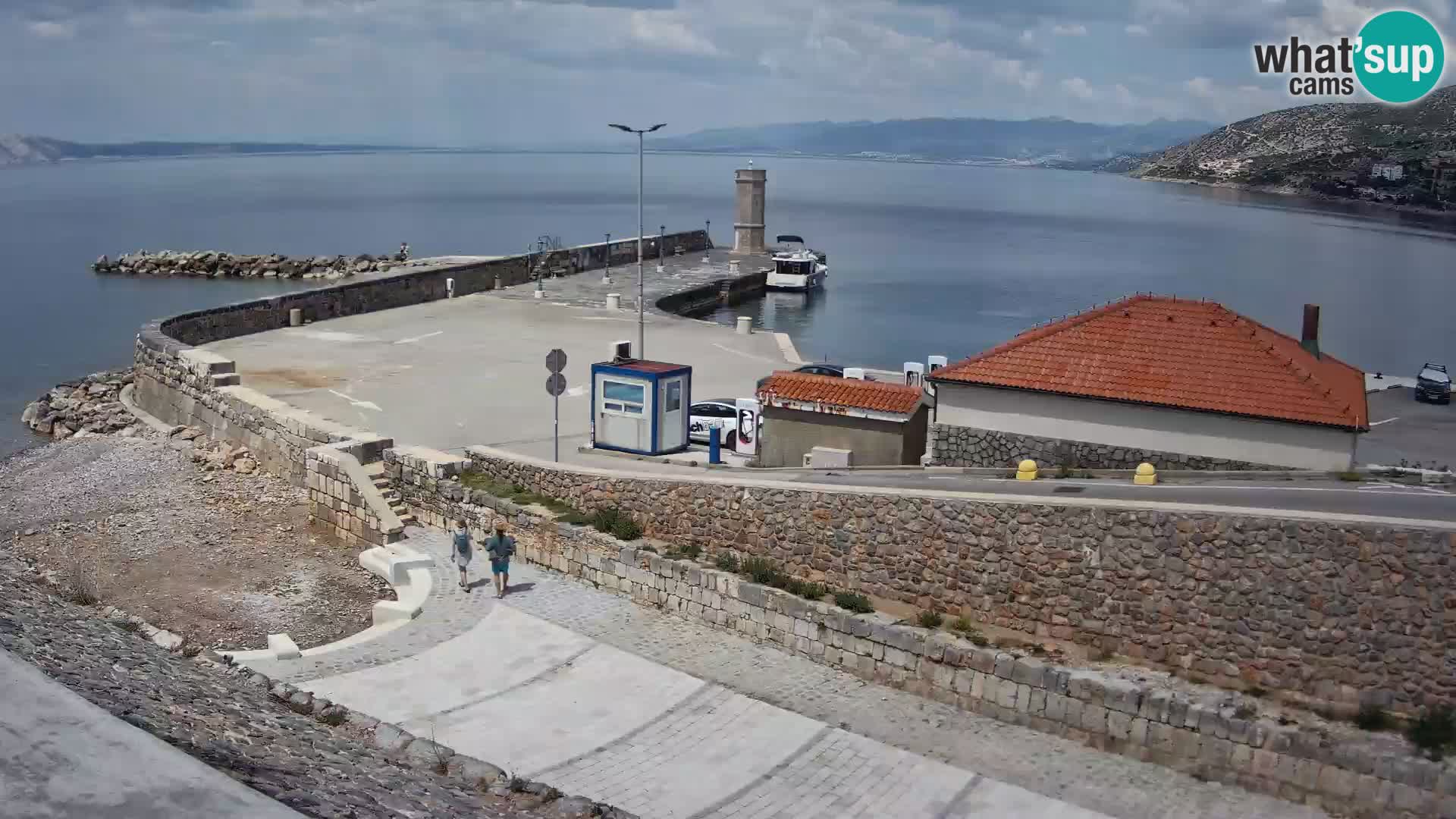 Spletna kamera Senj pristanišče – Pogled na valobran in svetilnik
