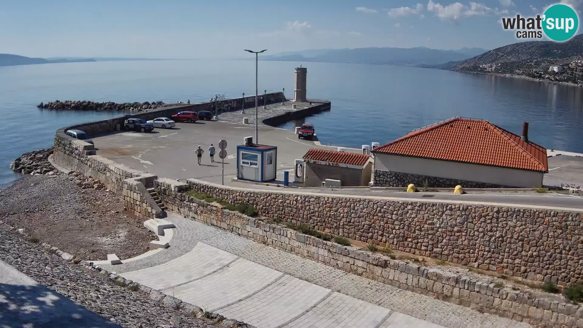 Spletna kamera Senj pristanišče – Pogled na valobran in svetilnik