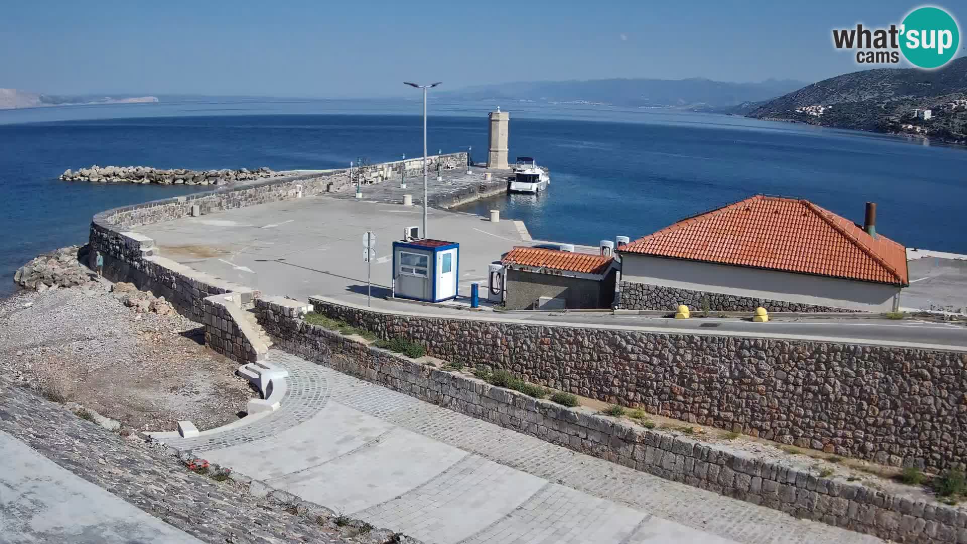 Spletna kamera Senj pristanišče – Pogled na valobran in svetilnik