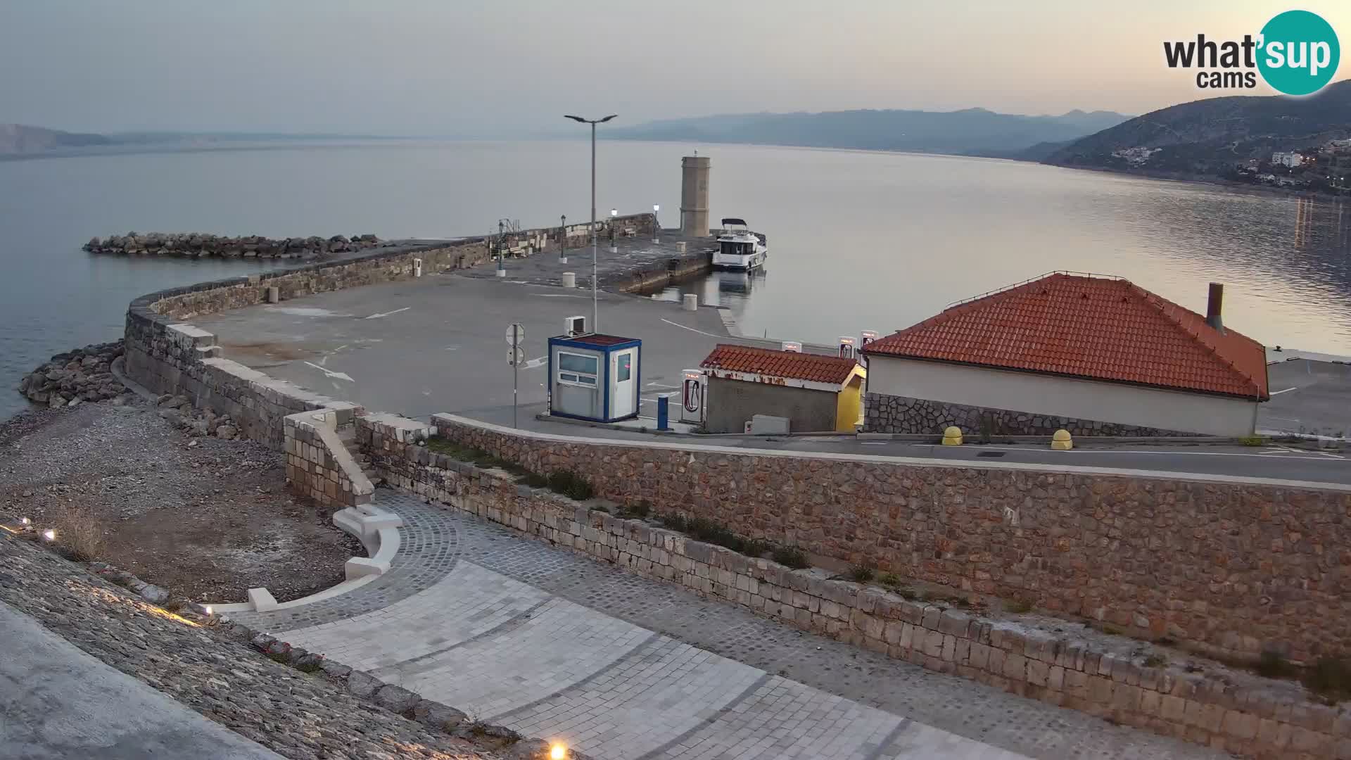 Webcam port de Senj – Vue sur la jetée et le phare