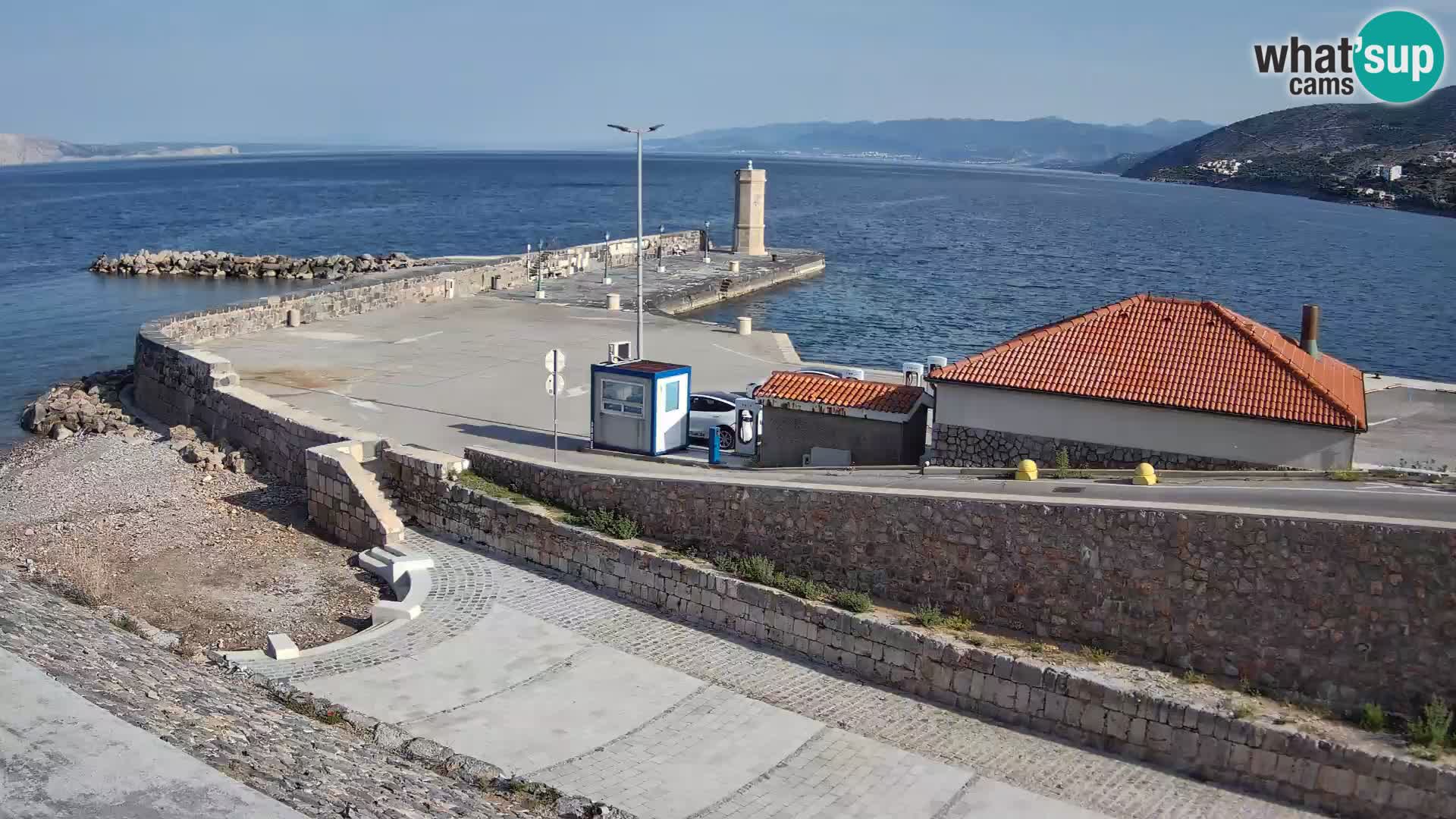 Spletna kamera Senj pristanišče – Pogled na valobran in svetilnik