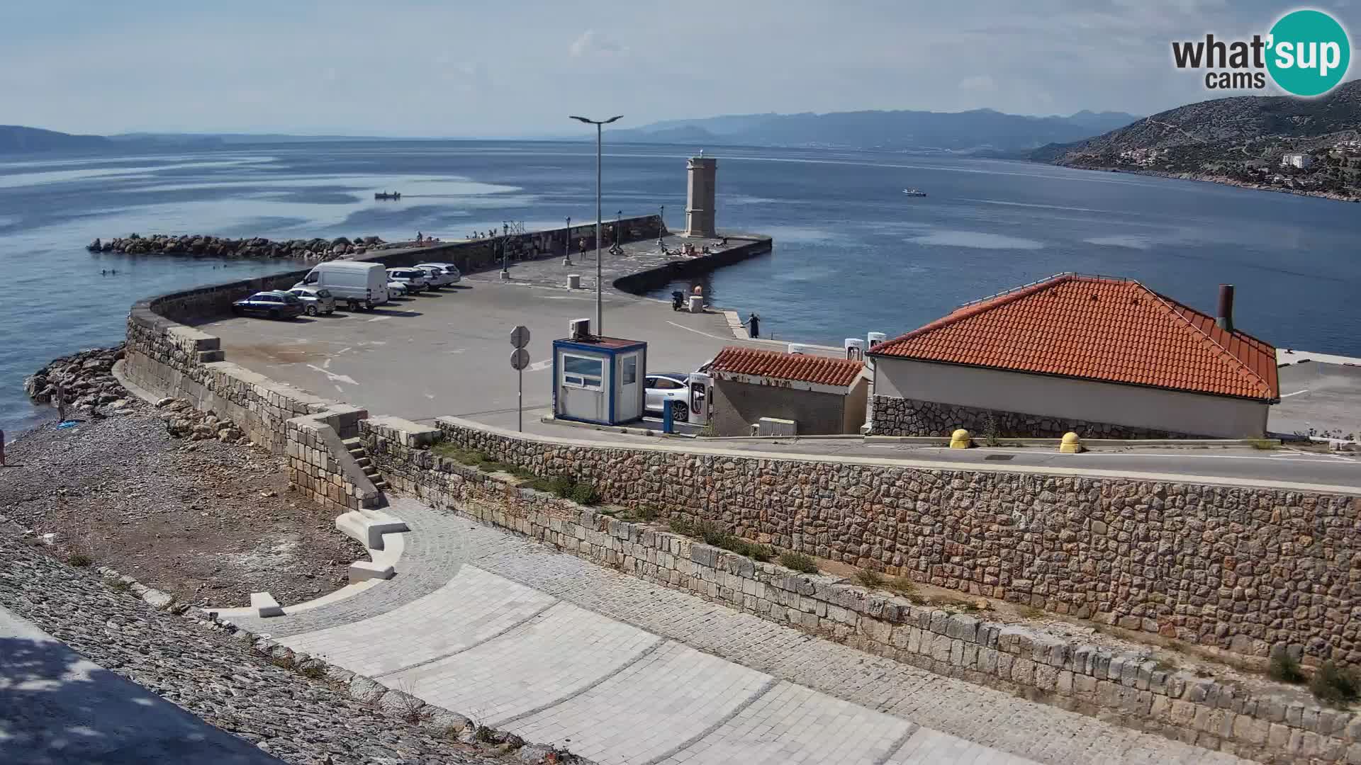 Spletna kamera Senj pristanišče – Pogled na valobran in svetilnik
