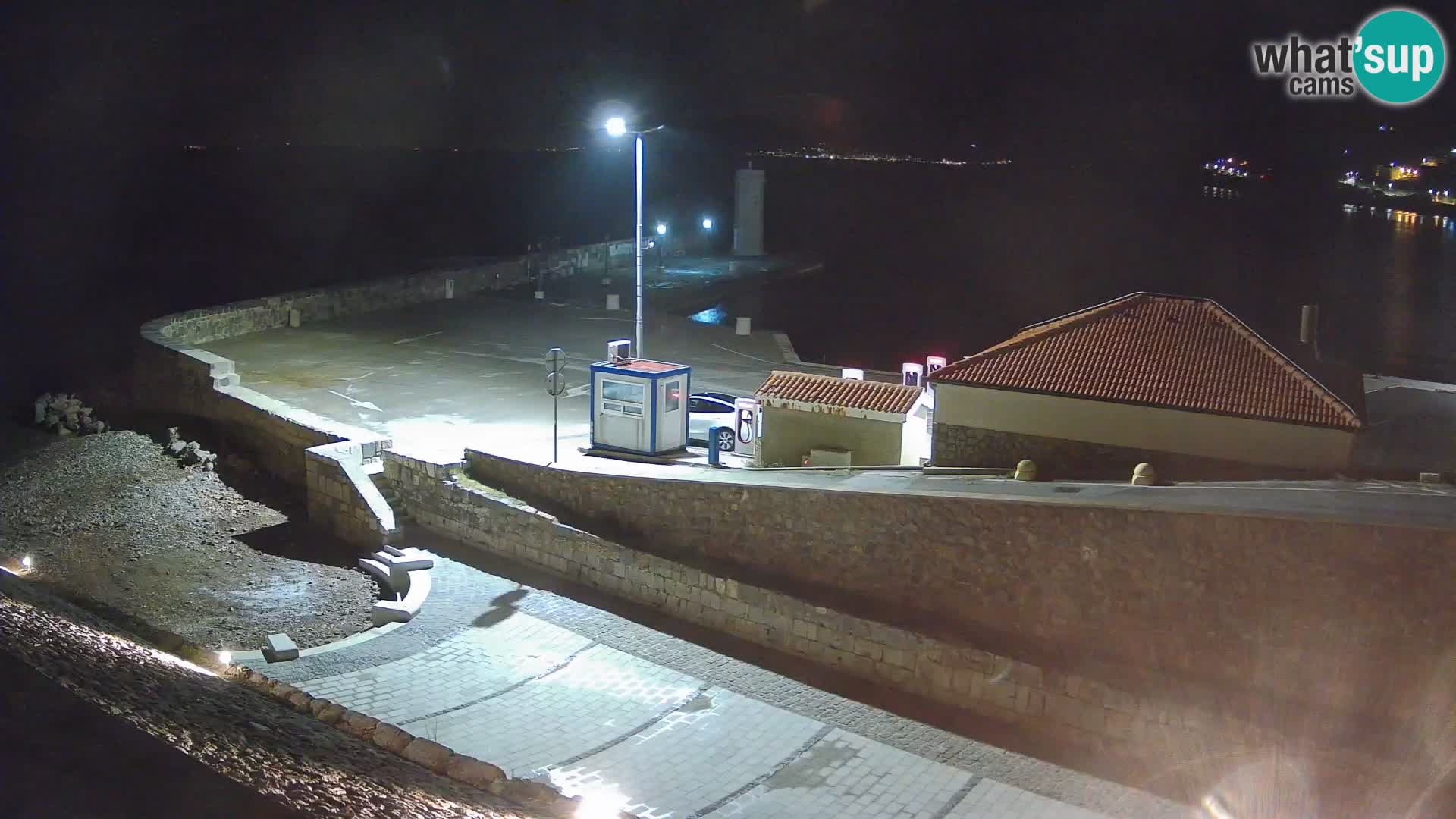 Spletna kamera Senj pristanišče – Pogled na valobran in svetilnik