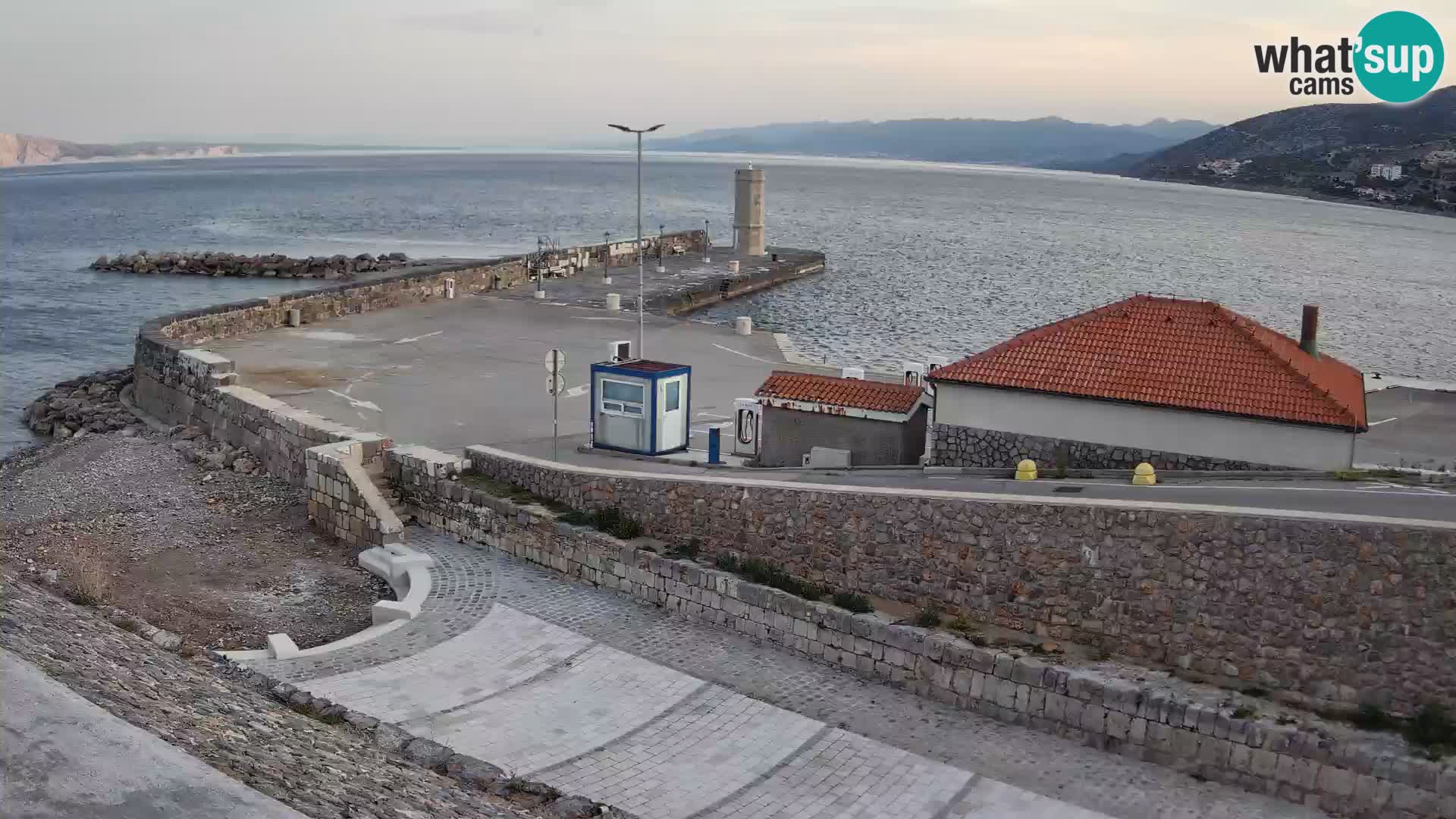 Spletna kamera Senj pristanišče – Pogled na valobran in svetilnik