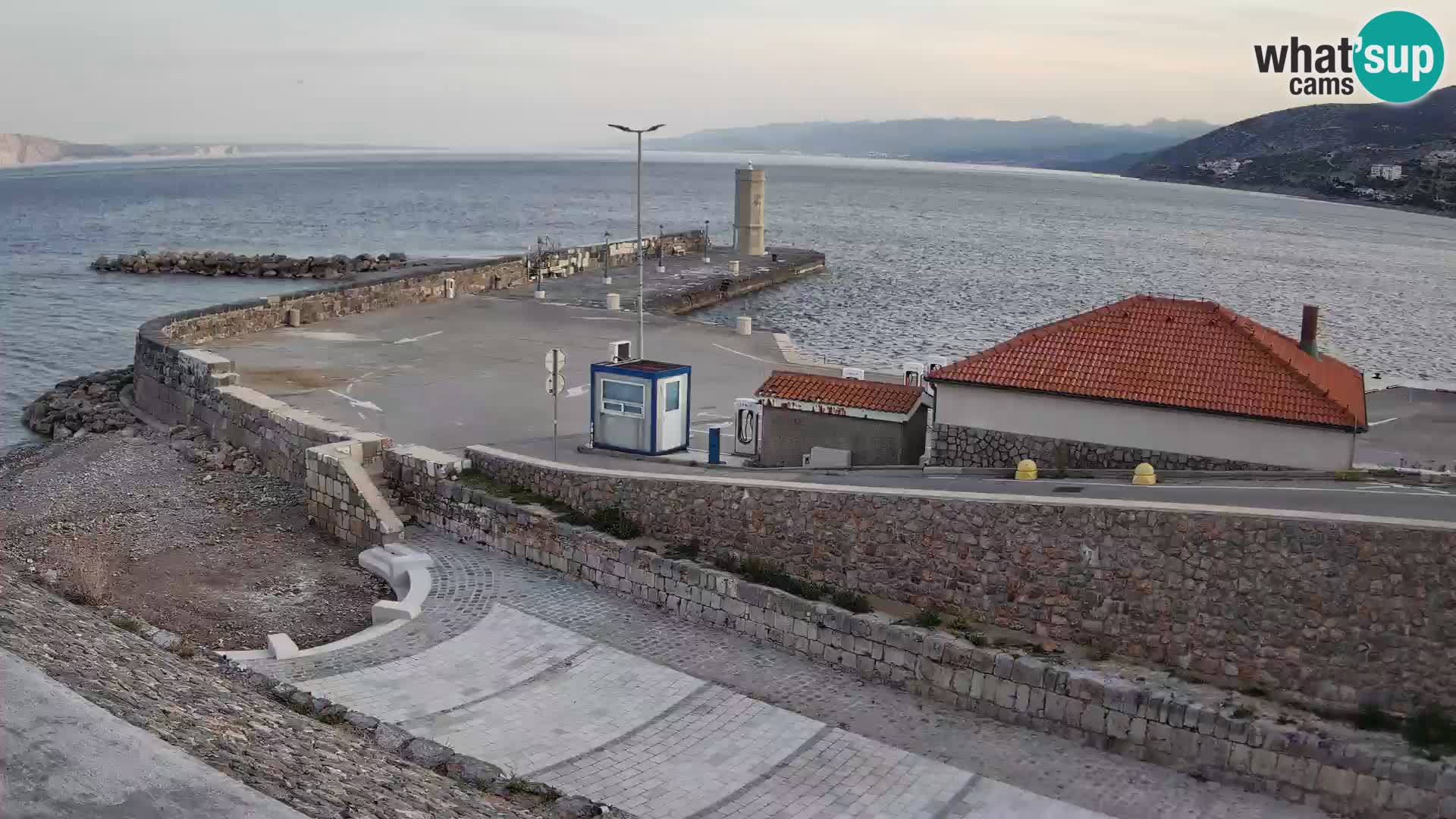 Senj Hafen Webcam – Wellenbrecher & Leuchtturm Liveblick