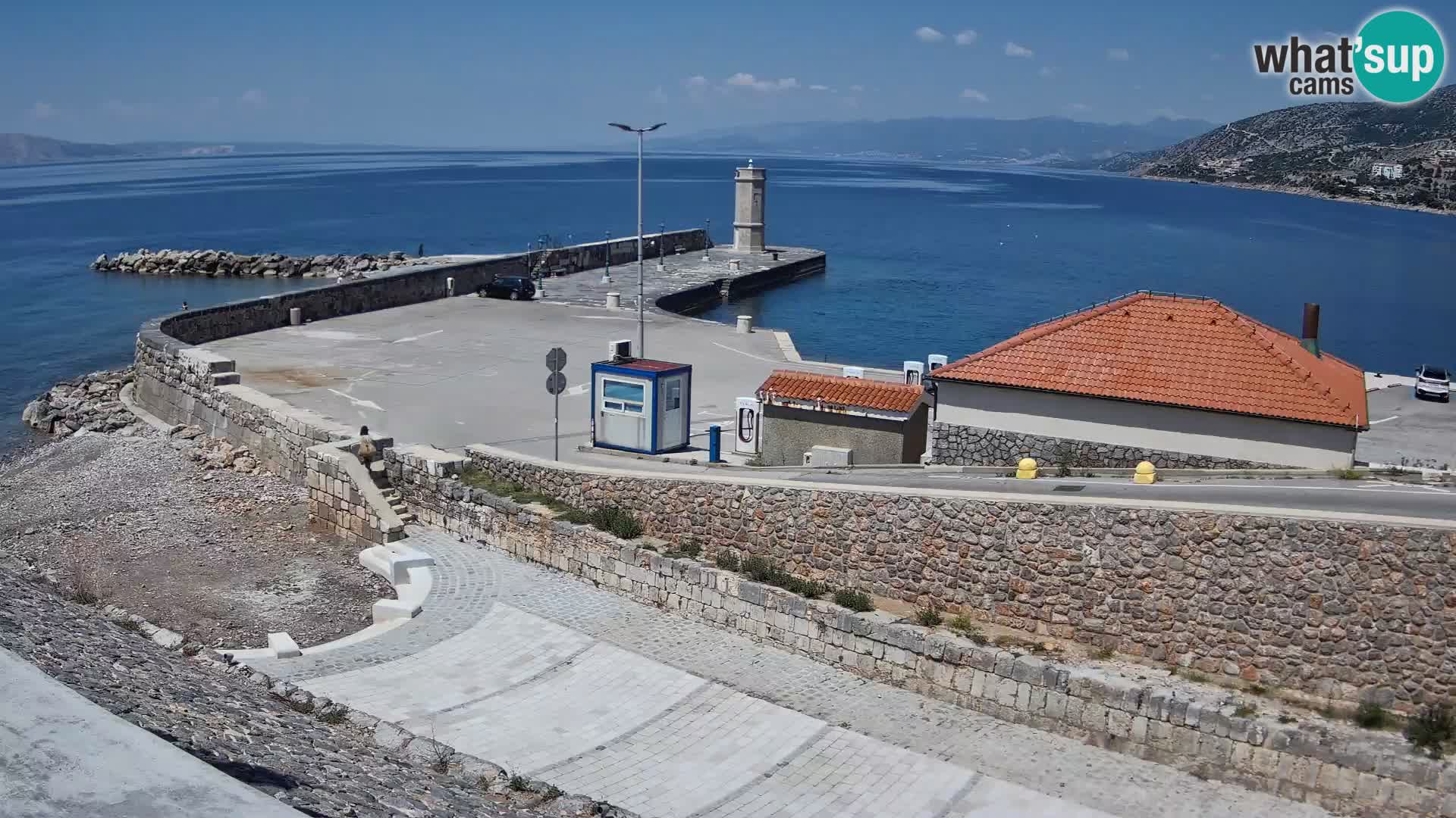 Spletna kamera Senj pristanišče – Pogled na valobran in svetilnik