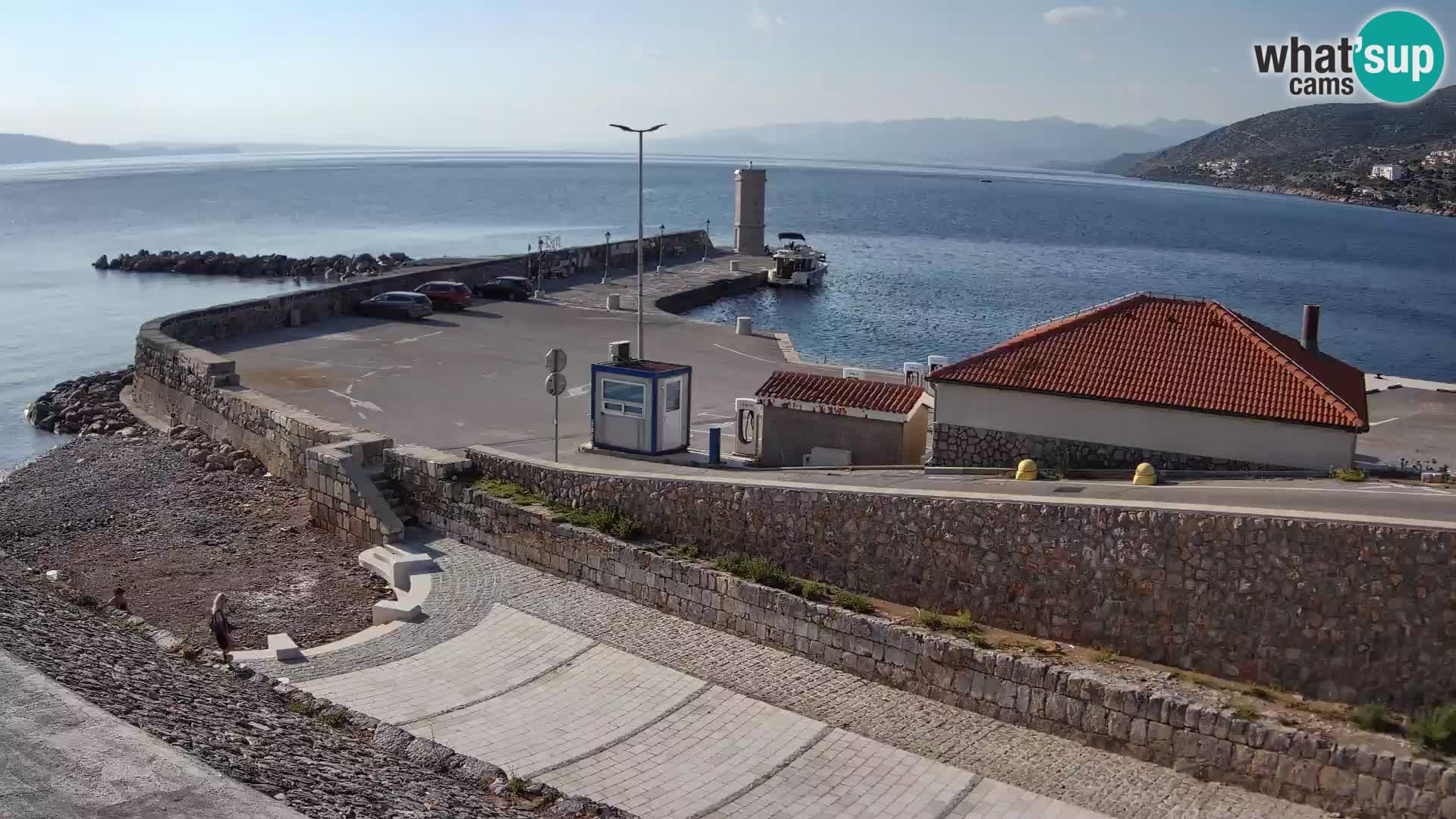 Spletna kamera Senj pristanišče – Pogled na valobran in svetilnik