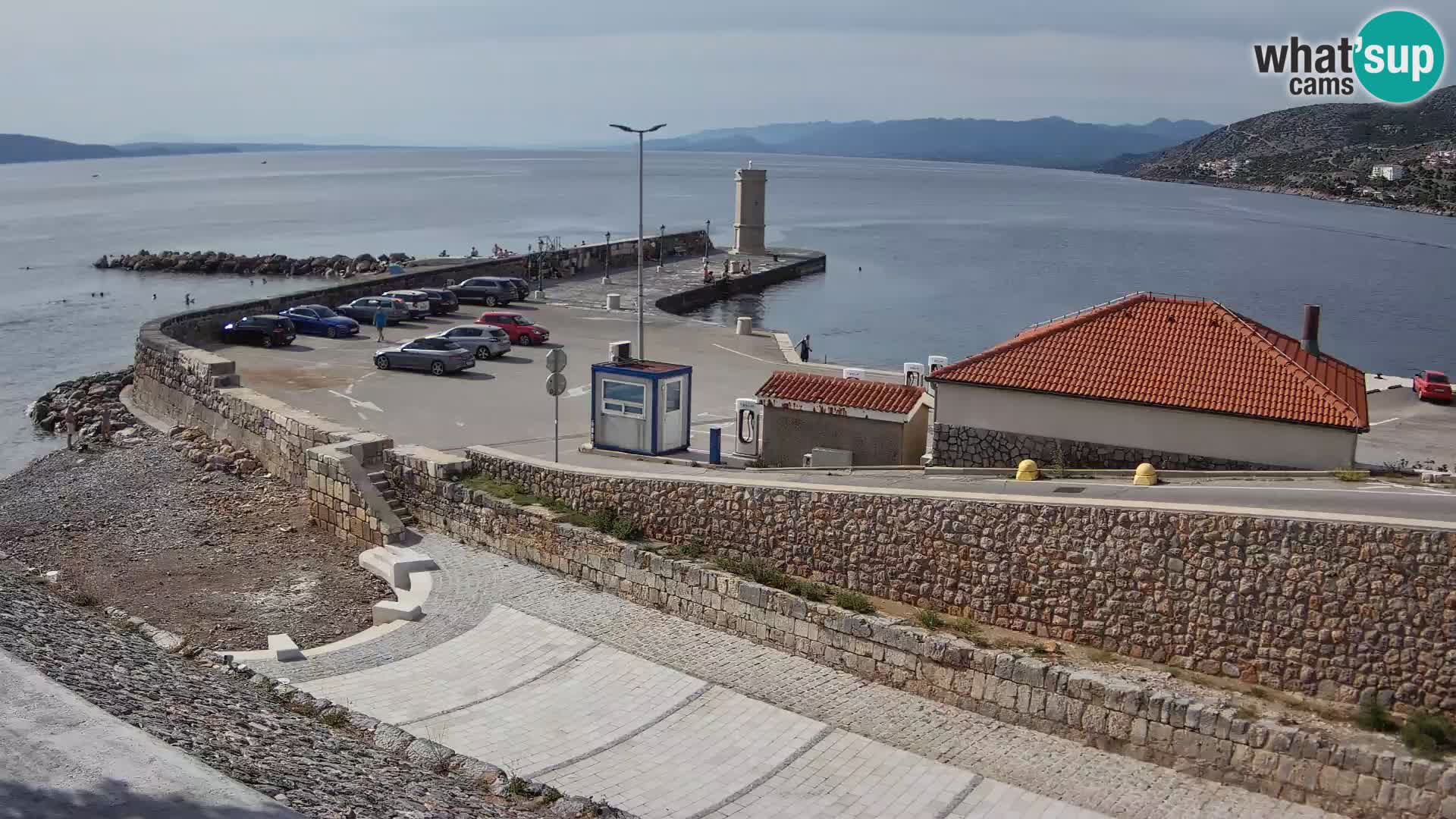 Spletna kamera Senj pristanišče – Pogled na valobran in svetilnik