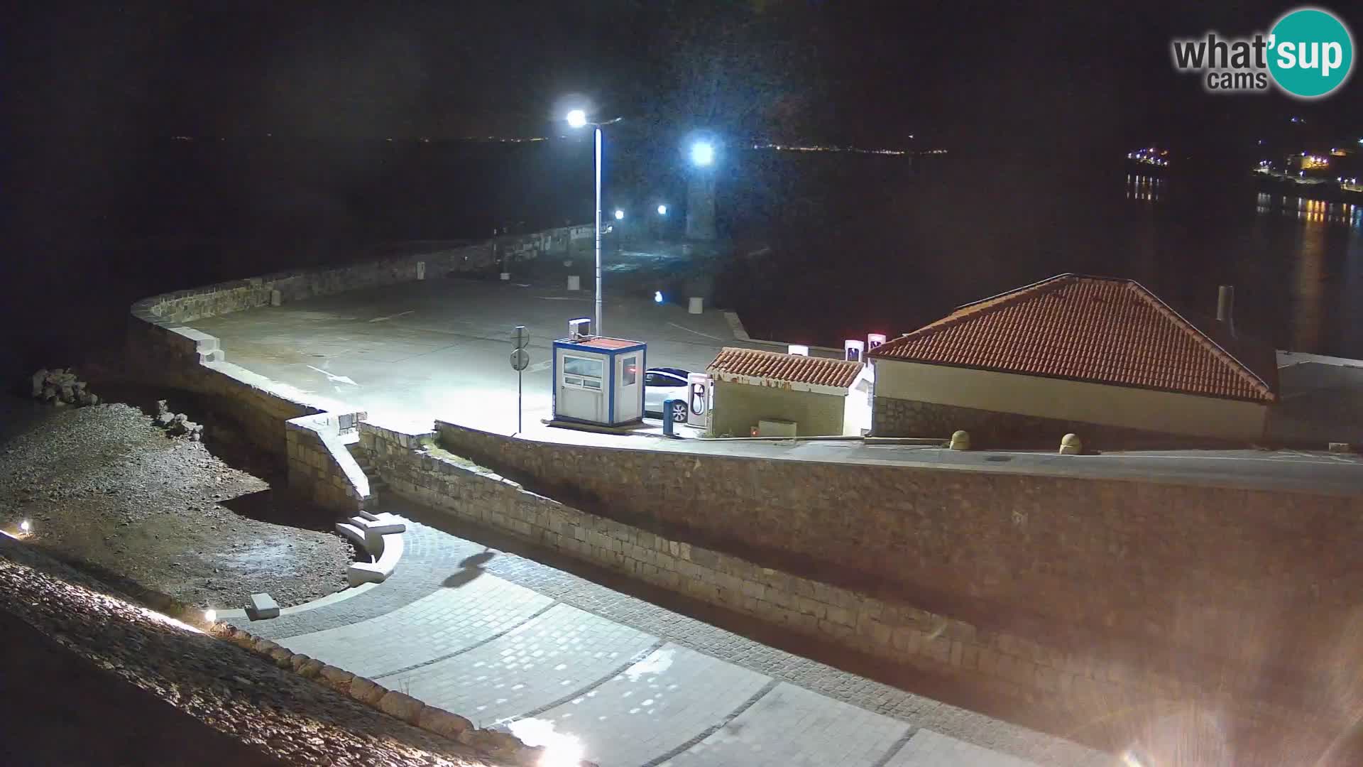 Spletna kamera Senj pristanišče – Pogled na valobran in svetilnik