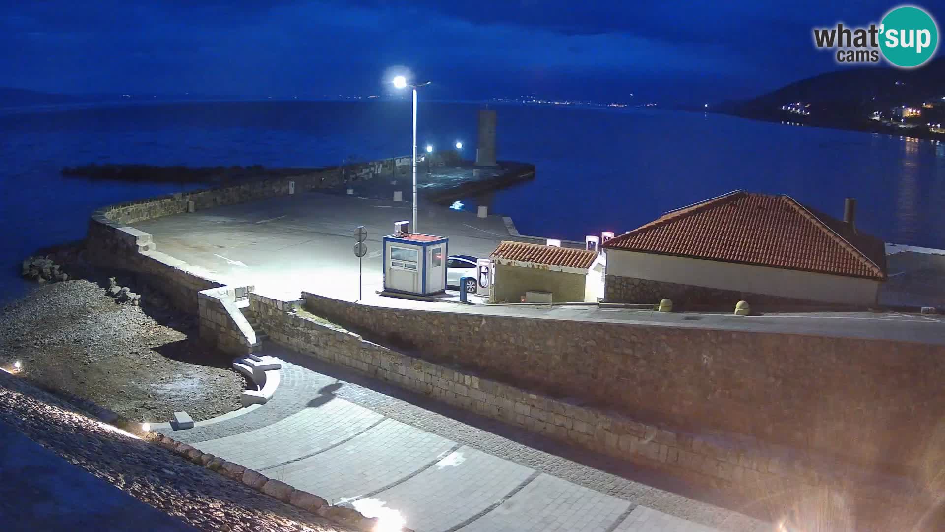Spletna kamera Senj pristanišče – Pogled na valobran in svetilnik