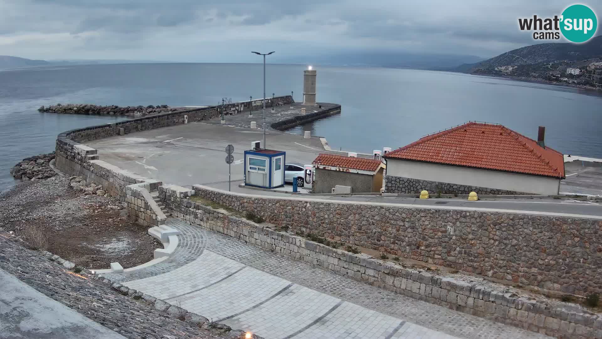 Spletna kamera Senj pristanišče – Pogled na valobran in svetilnik