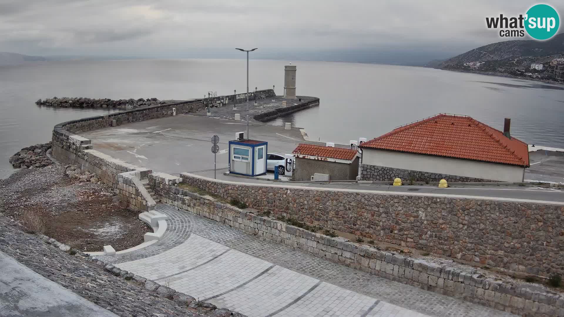 Spletna kamera Senj pristanišče – Pogled na valobran in svetilnik