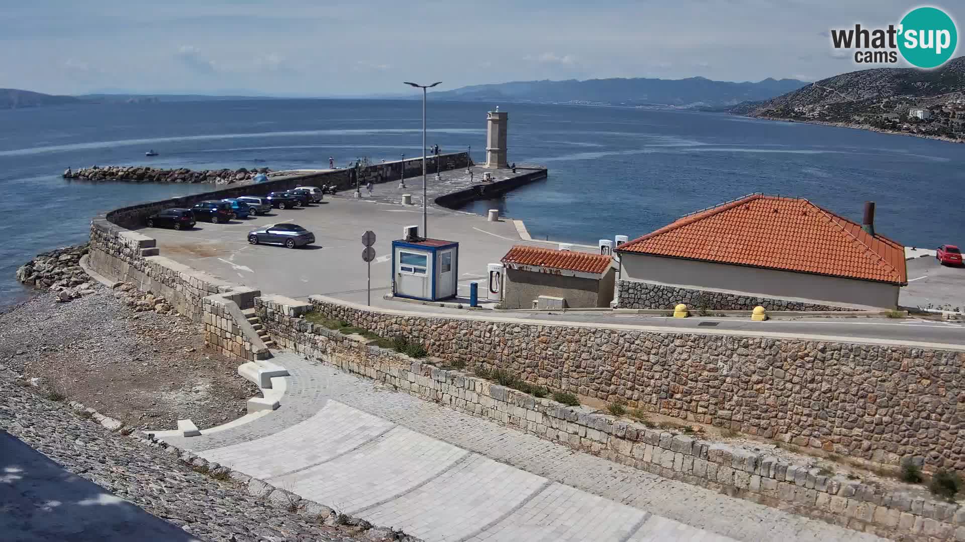 Spletna kamera Senj pristanišče – Pogled na valobran in svetilnik