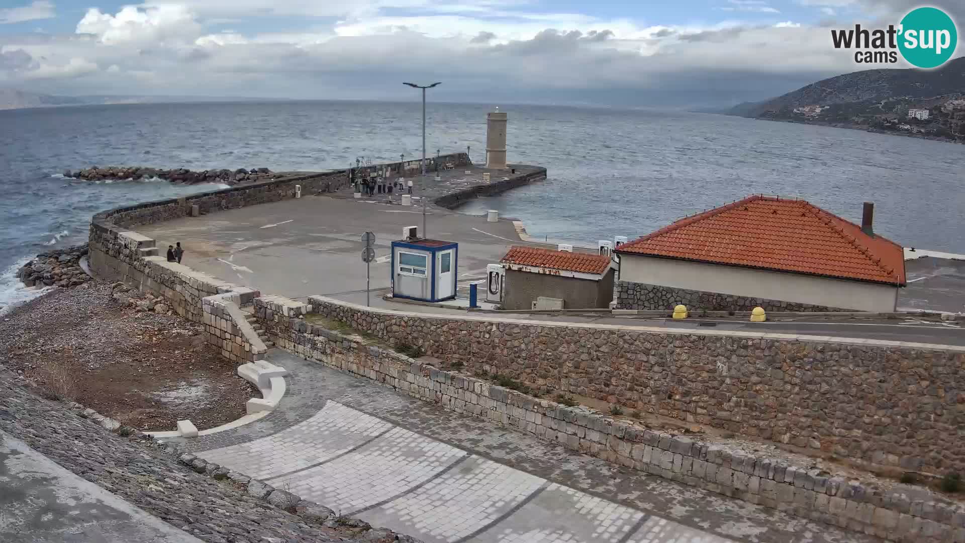 Spletna kamera Senj pristanišče – Pogled na valobran in svetilnik