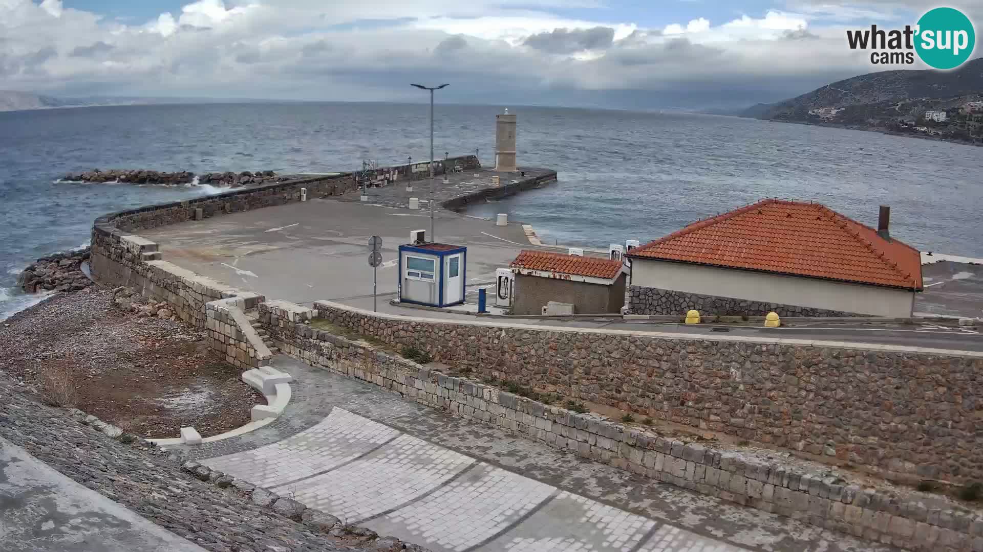 Spletna kamera Senj pristanišče – Pogled na valobran in svetilnik