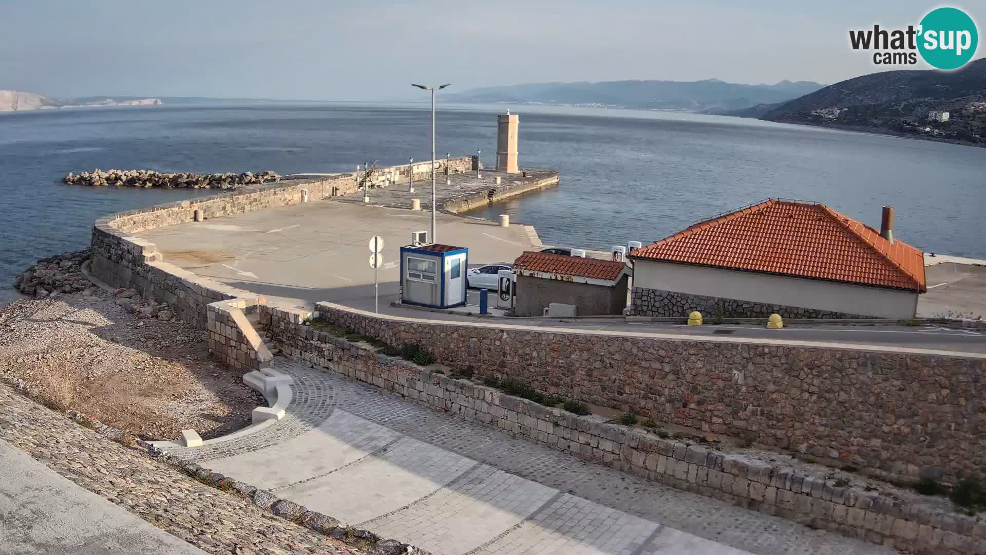Spletna kamera Senj pristanišče – Pogled na valobran in svetilnik