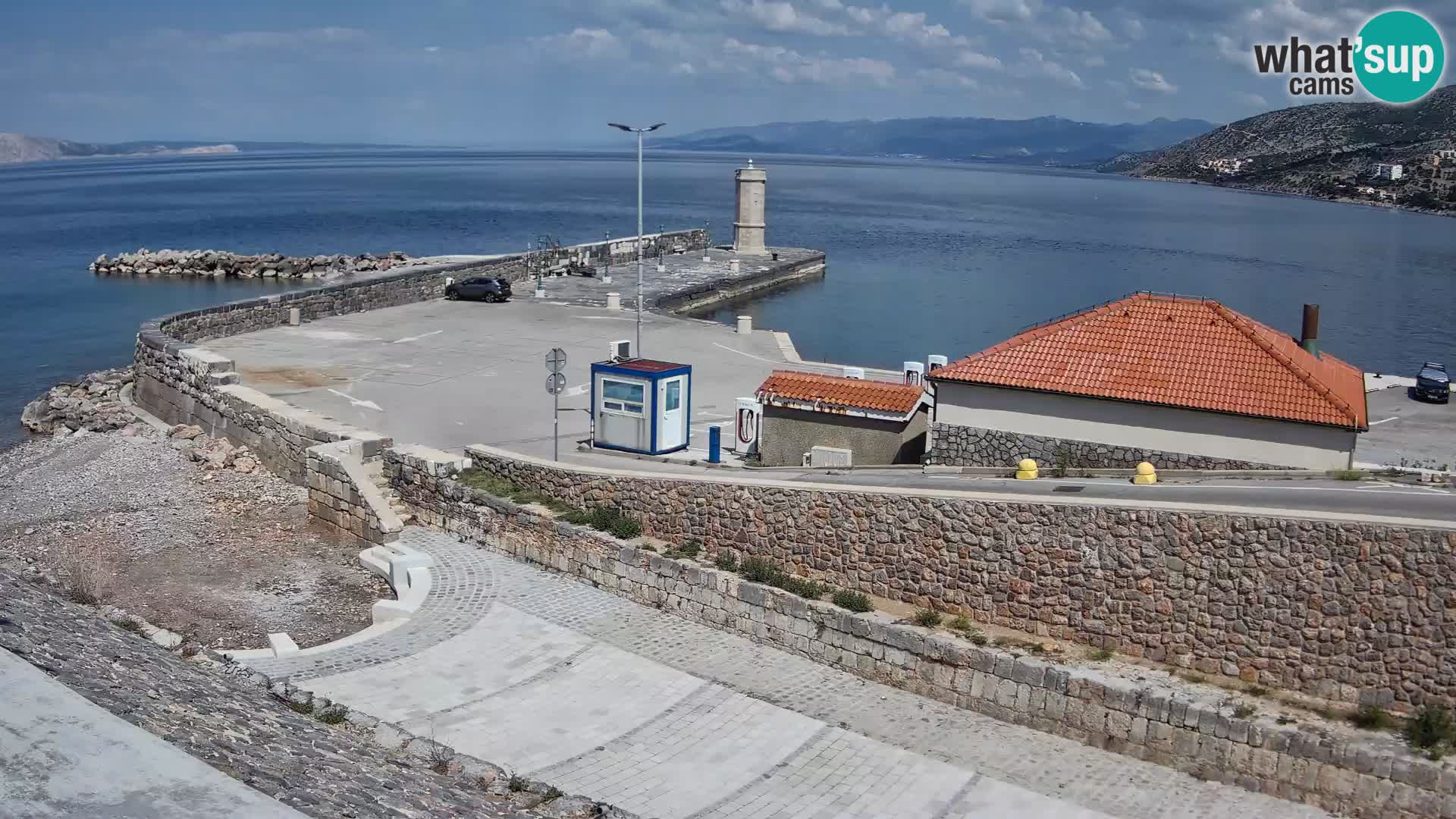 Spletna kamera Senj pristanišče – Pogled na valobran in svetilnik