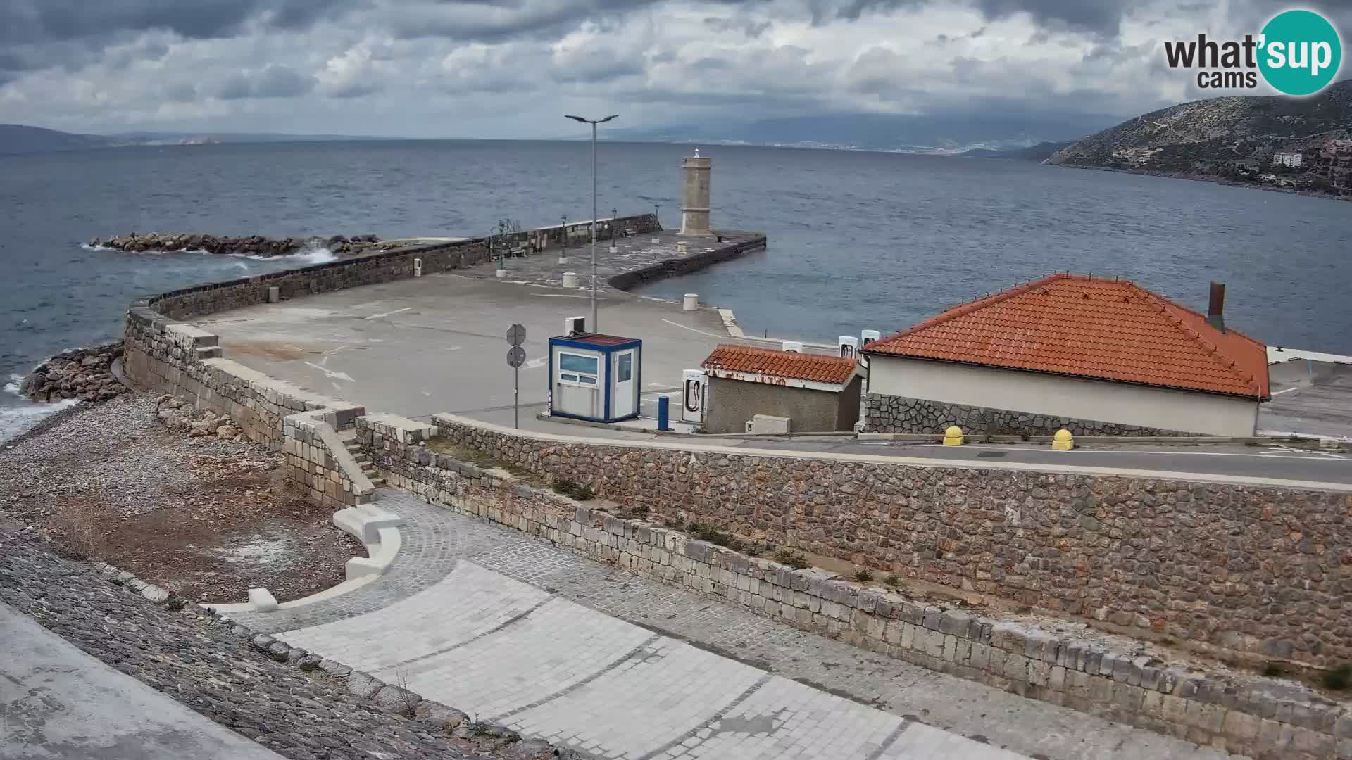 Spletna kamera Senj pristanišče – Pogled na valobran in svetilnik