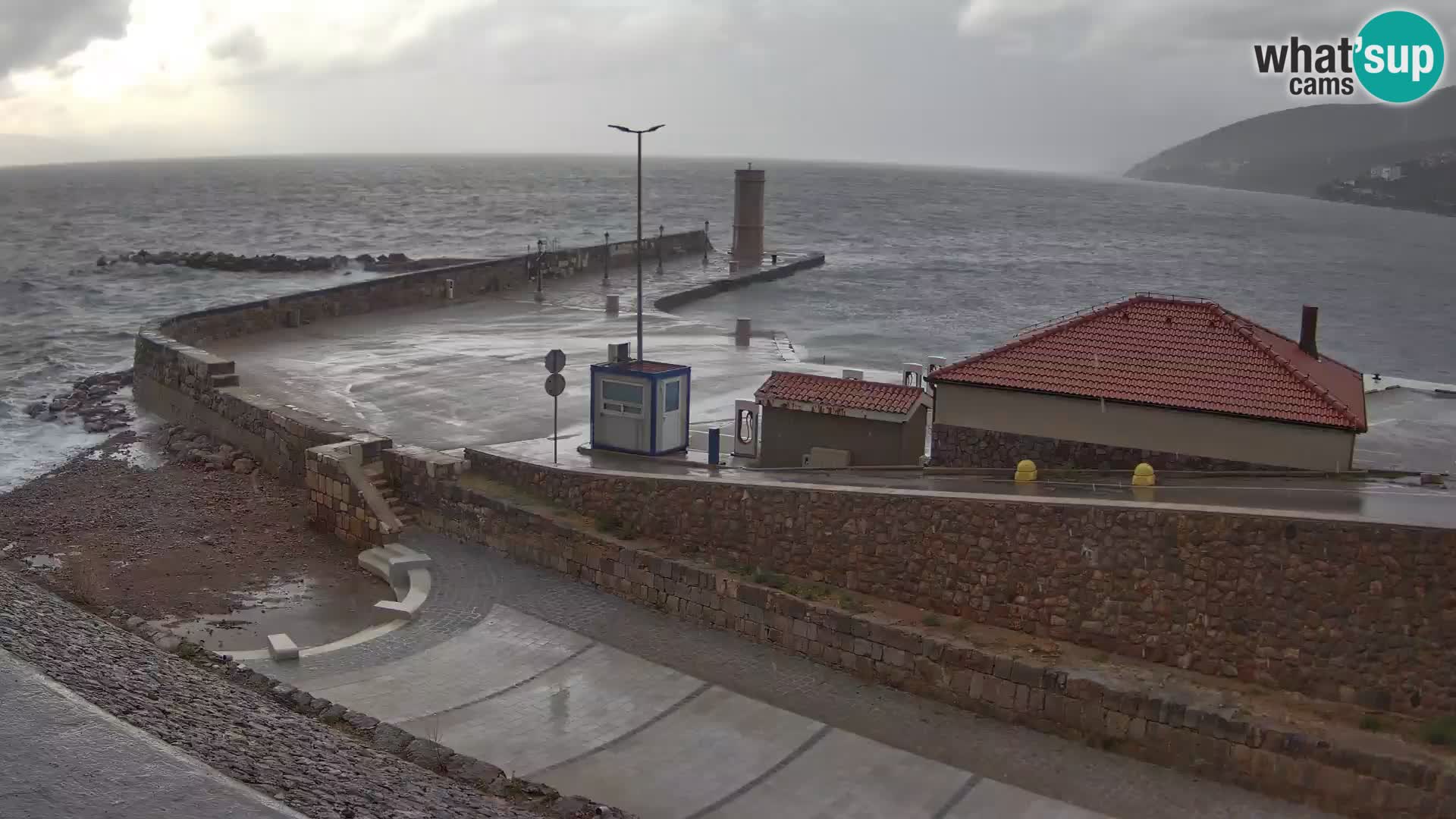 Senj Hafen Webcam – Wellenbrecher & Leuchtturm Liveblick