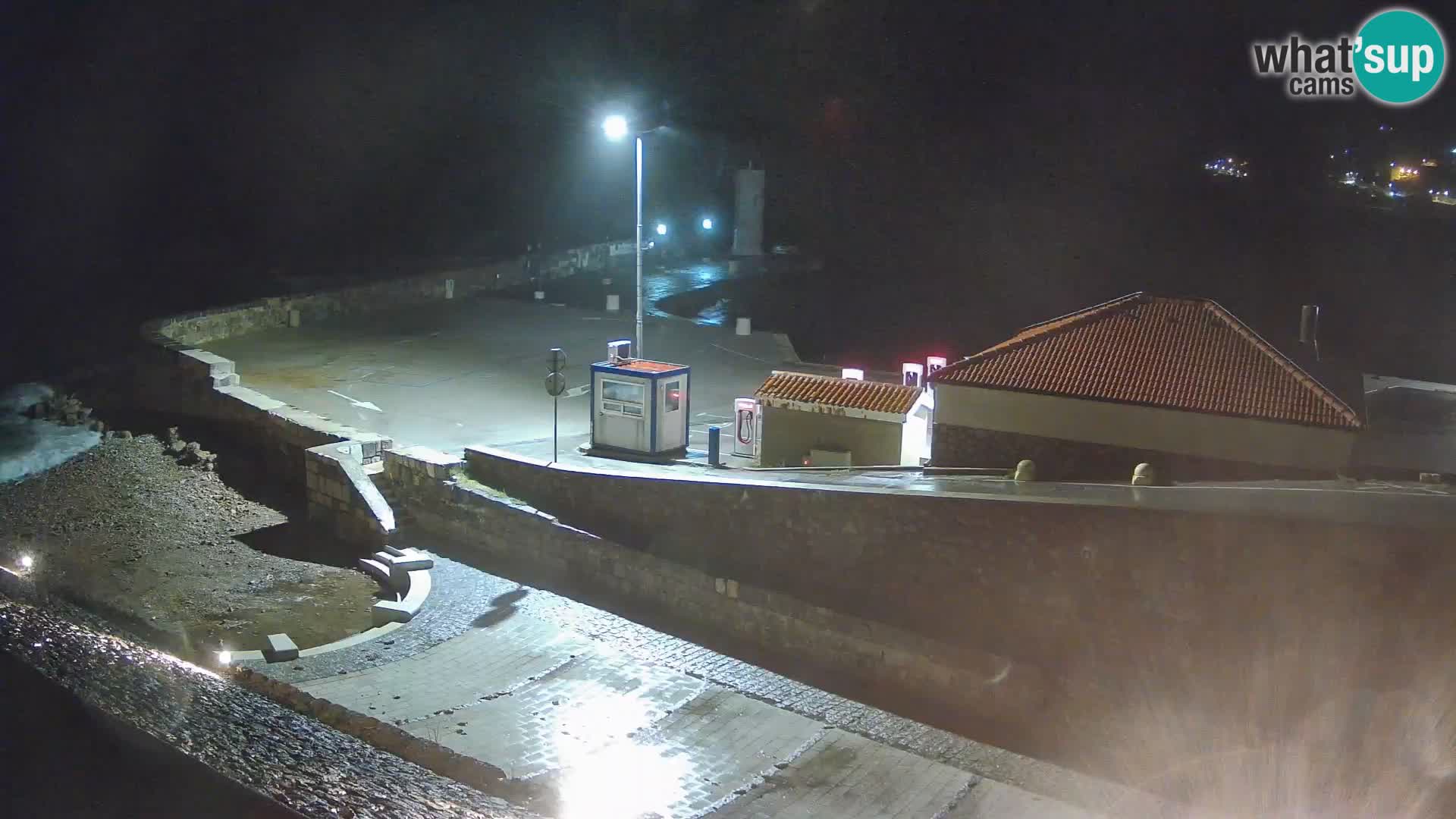 Spletna kamera Senj pristanišče – Pogled na valobran in svetilnik