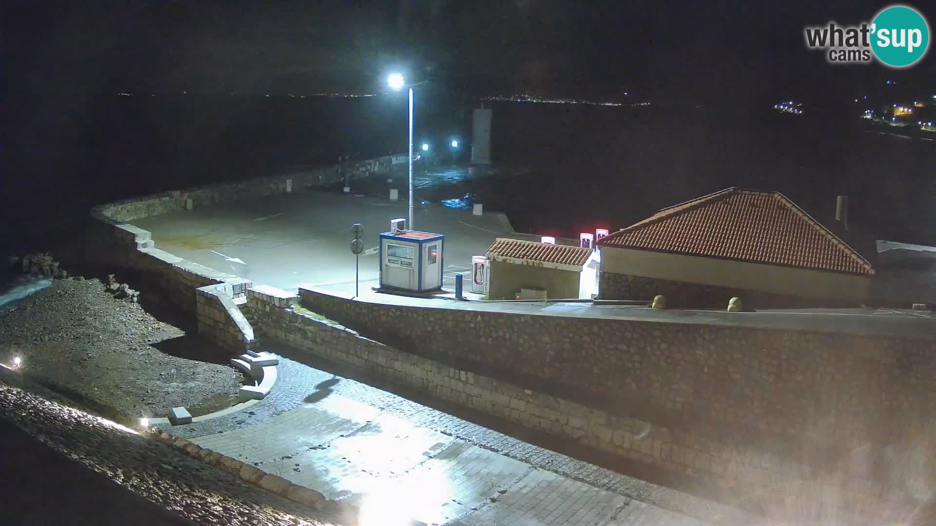 Spletna kamera Senj pristanišče – Pogled na valobran in svetilnik