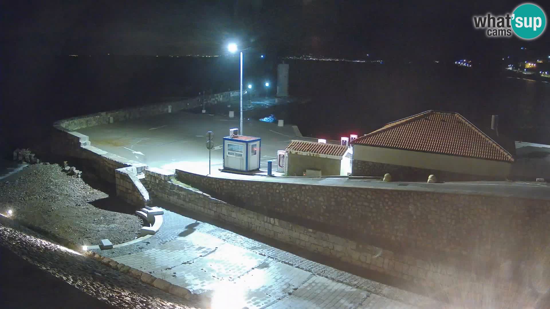 Spletna kamera Senj pristanišče – Pogled na valobran in svetilnik