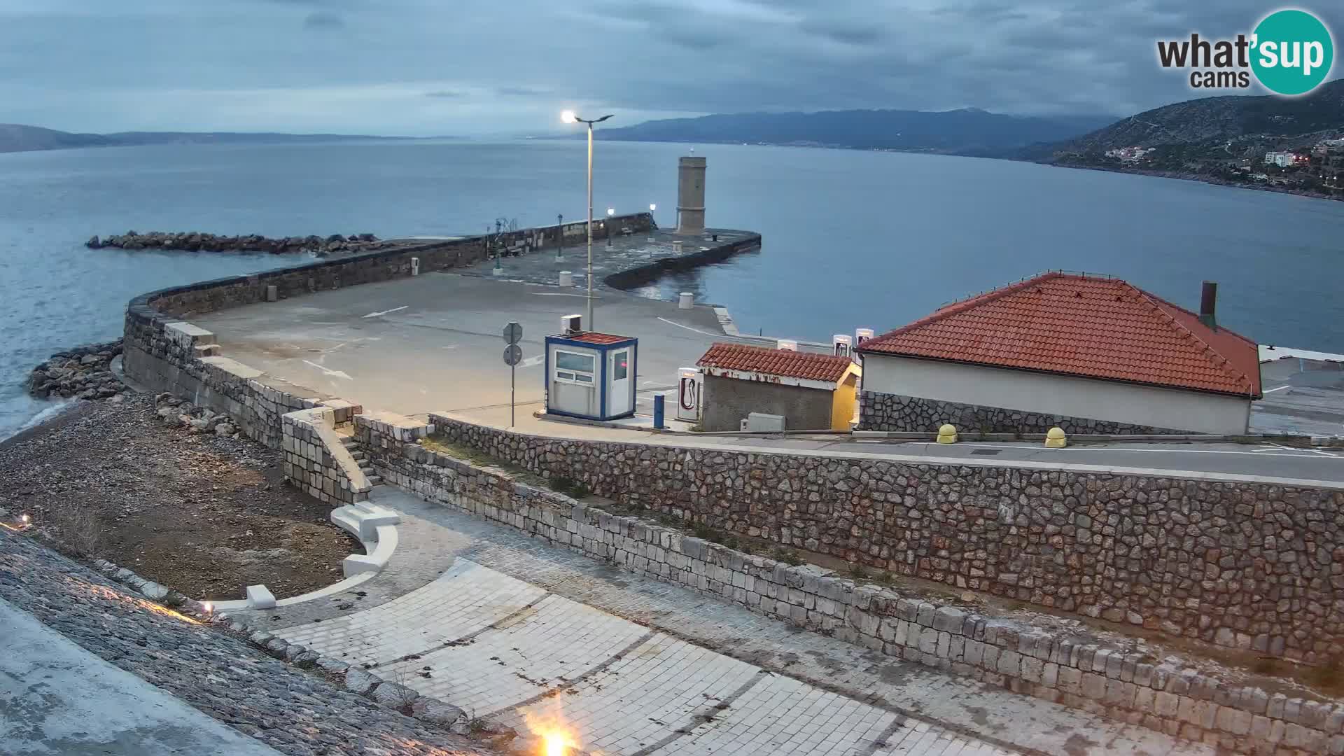 Web kamera Senj luka – Lukobran i svjetionik uživo