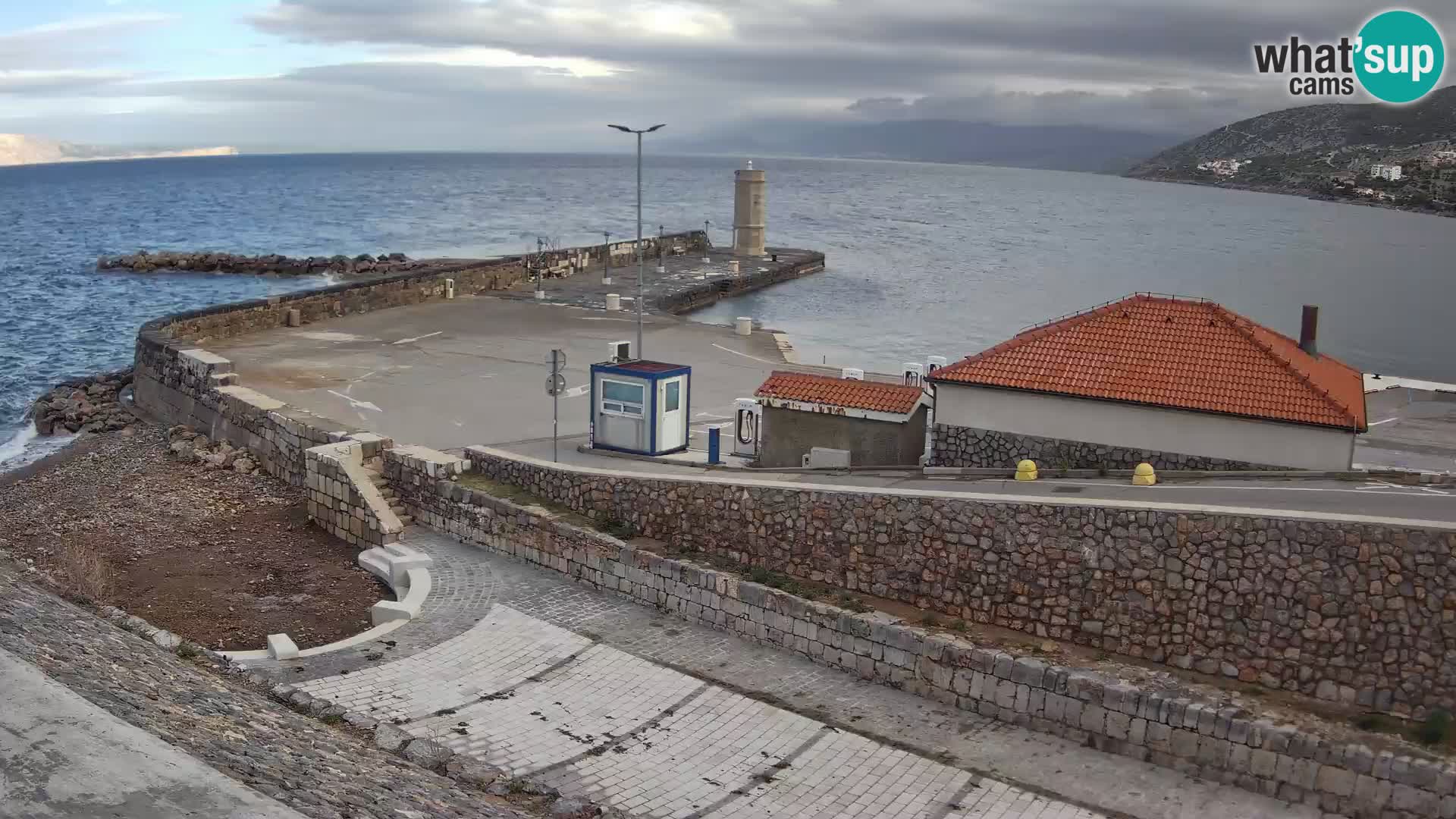 Spletna kamera Senj pristanišče – Pogled na valobran in svetilnik