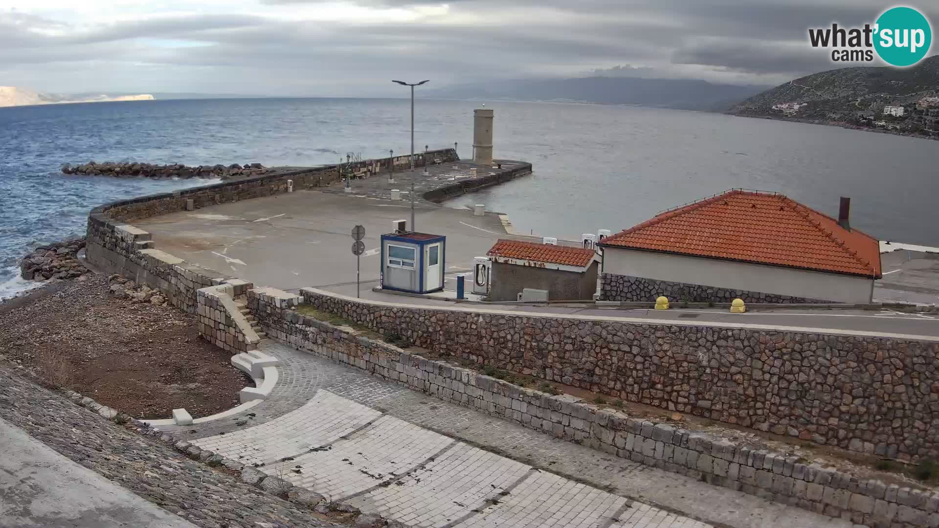 Spletna kamera Senj pristanišče – Pogled na valobran in svetilnik