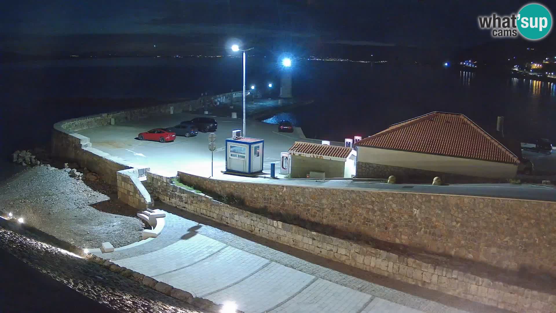 Spletna kamera Senj pristanišče – Pogled na valobran in svetilnik