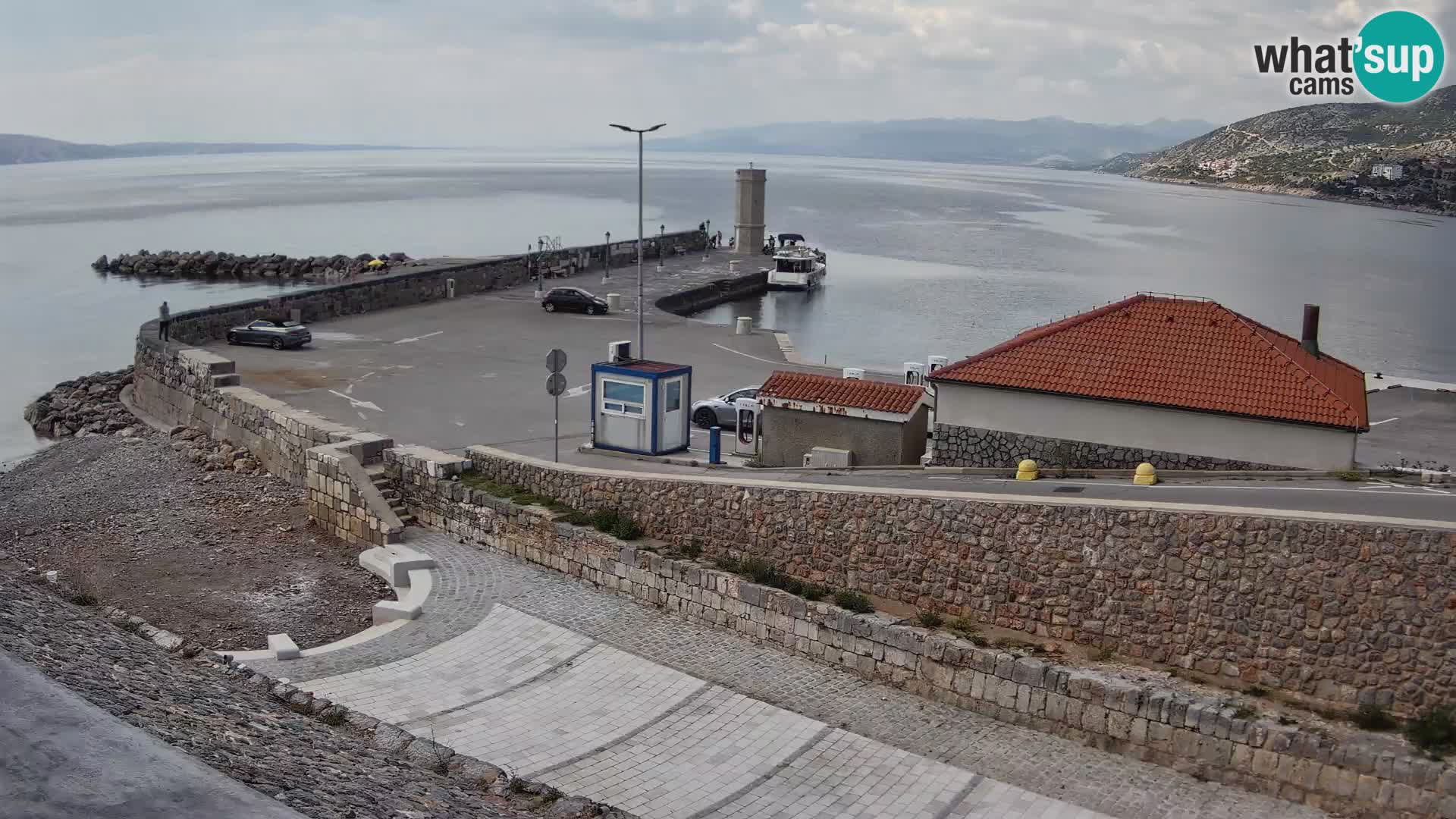 Spletna kamera Senj pristanišče – Pogled na valobran in svetilnik