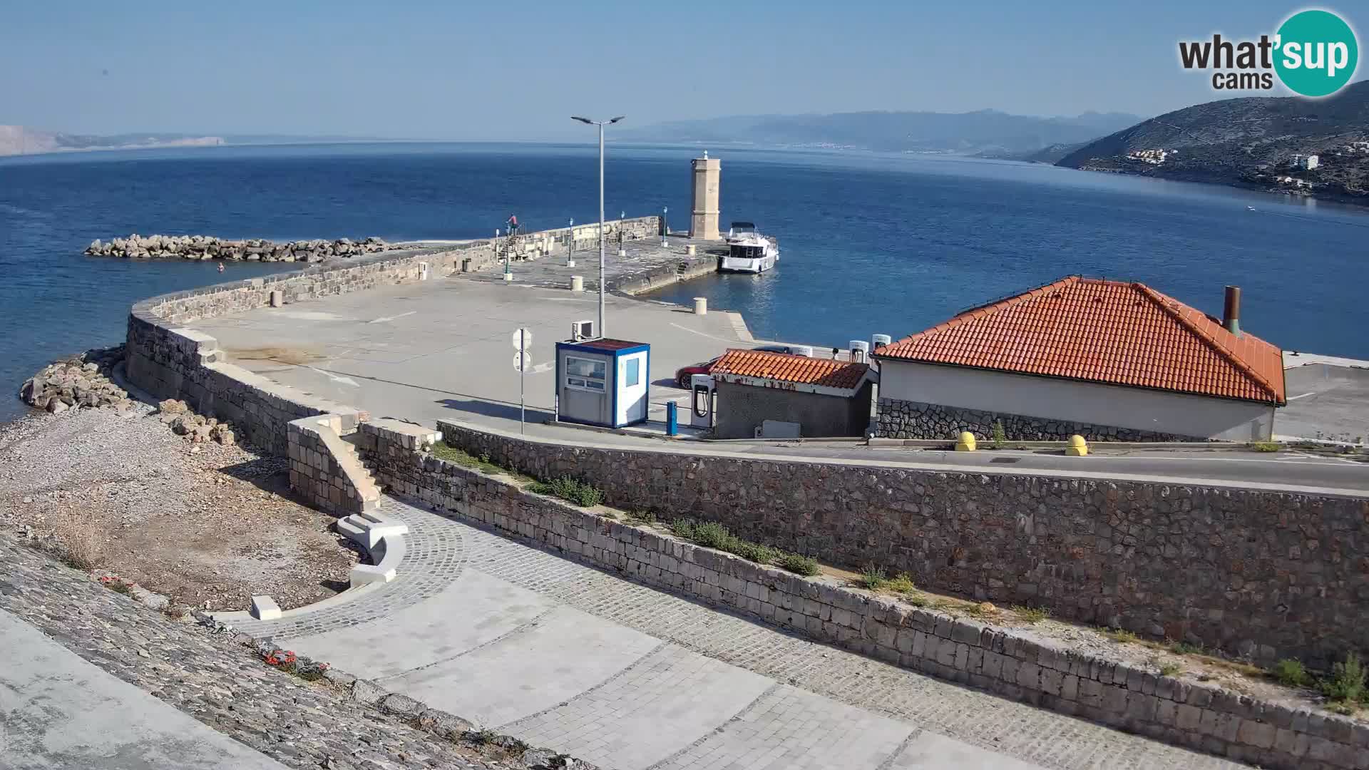 Spletna kamera Senj pristanišče – Pogled na valobran in svetilnik