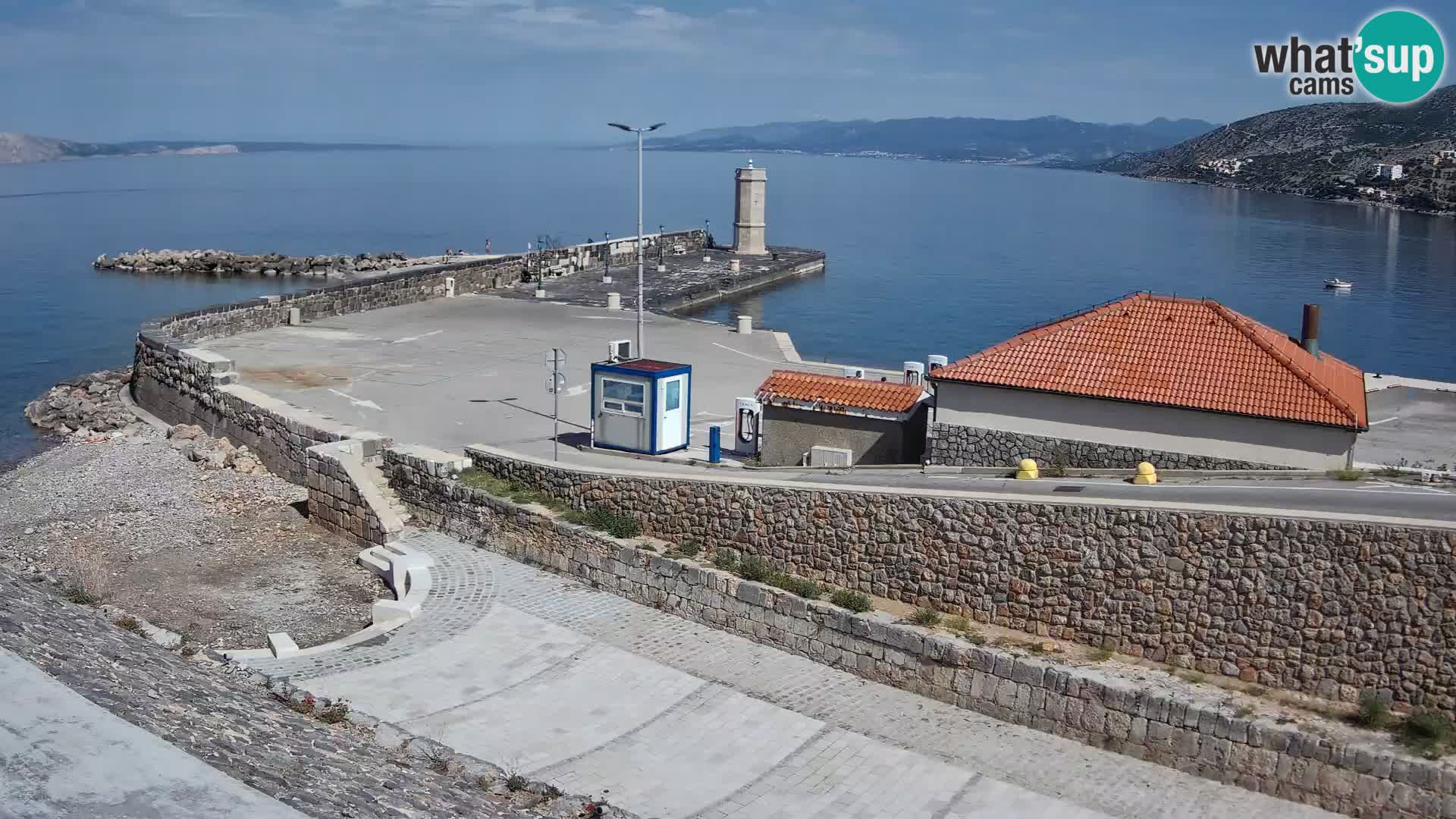 Spletna kamera Senj pristanišče – Pogled na valobran in svetilnik