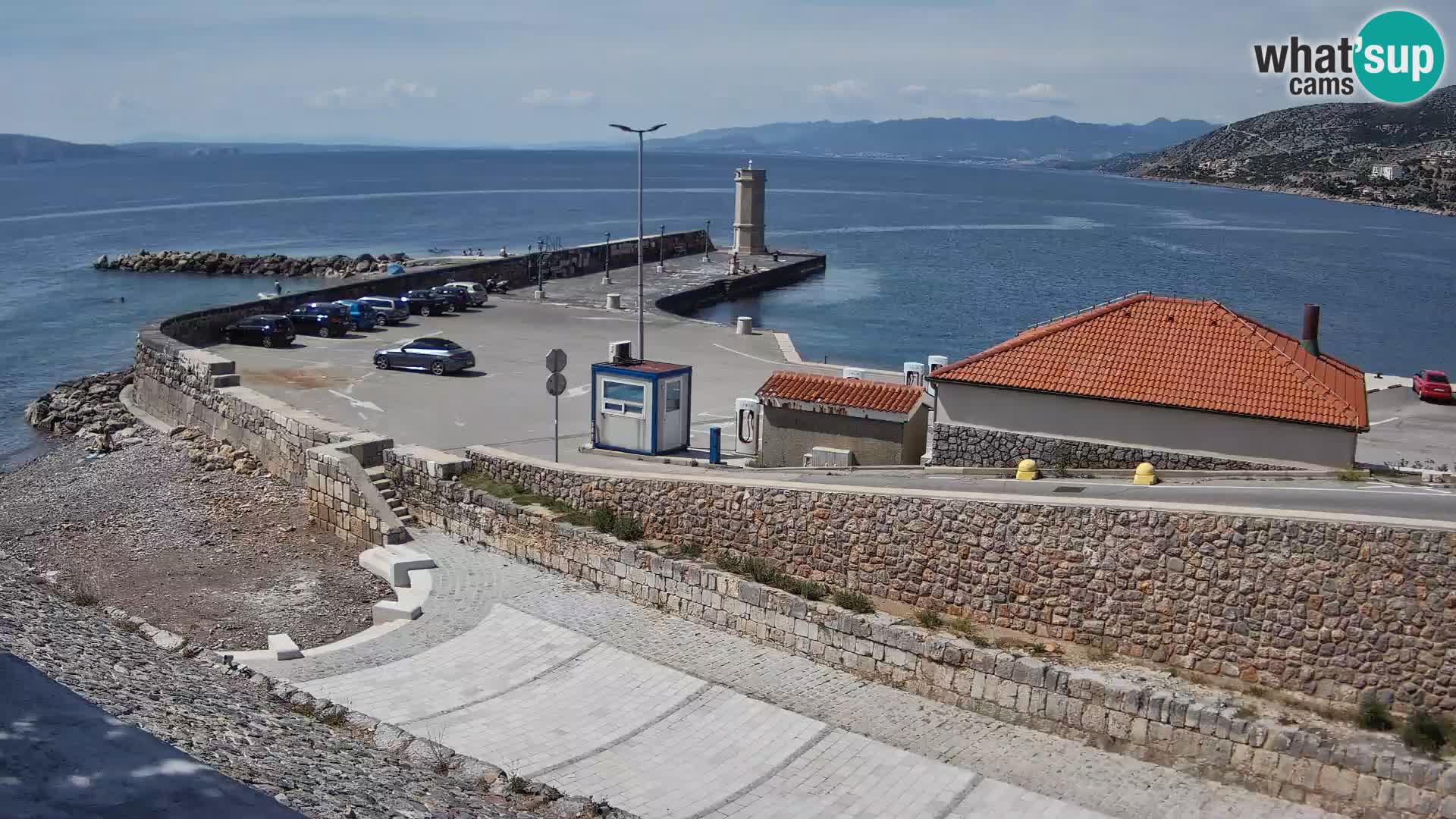 Spletna kamera Senj pristanišče – Pogled na valobran in svetilnik
