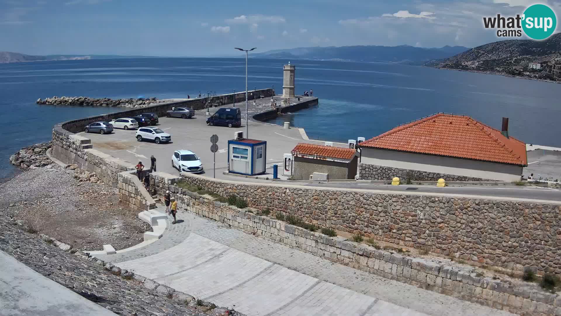 Spletna kamera Senj pristanišče – Pogled na valobran in svetilnik
