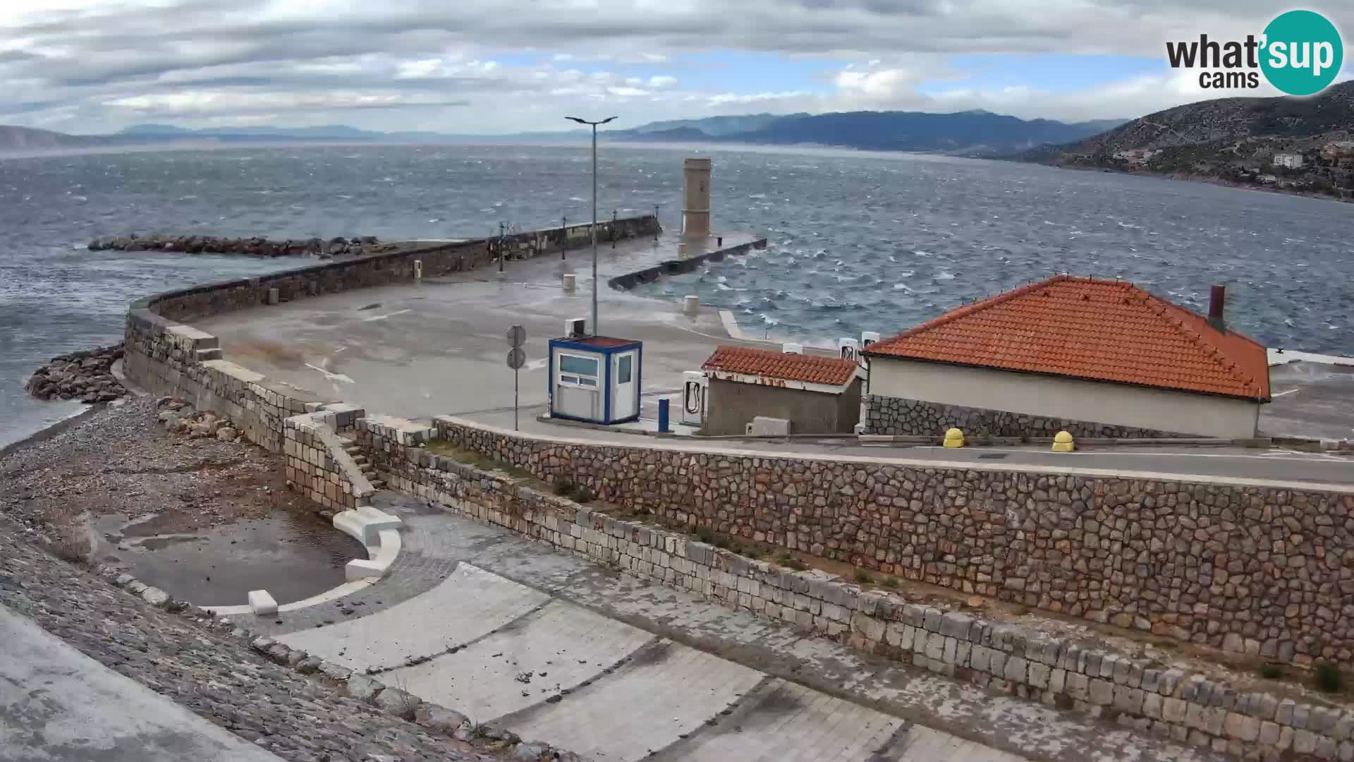 Spletna kamera Senj pristanišče – Pogled na valobran in svetilnik