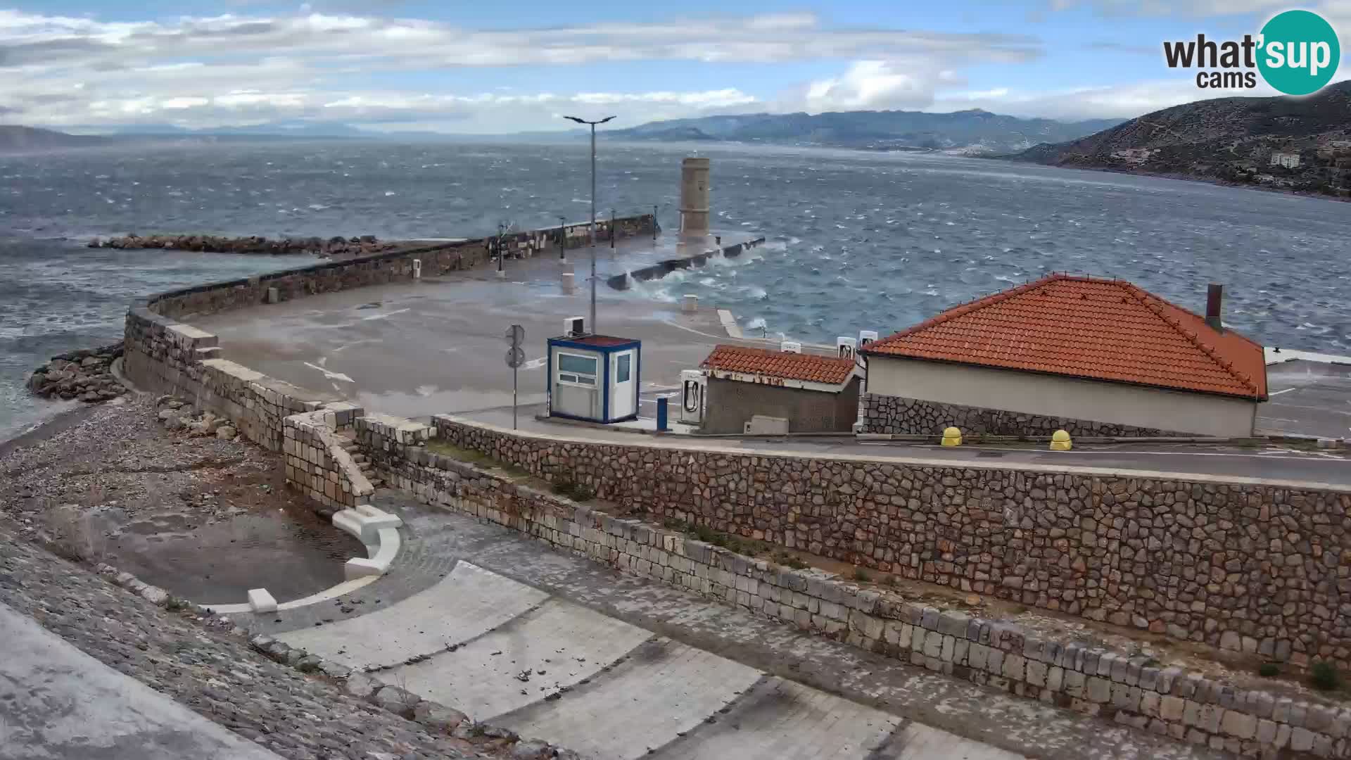 Senj Hafen Webcam – Wellenbrecher & Leuchtturm Liveblick