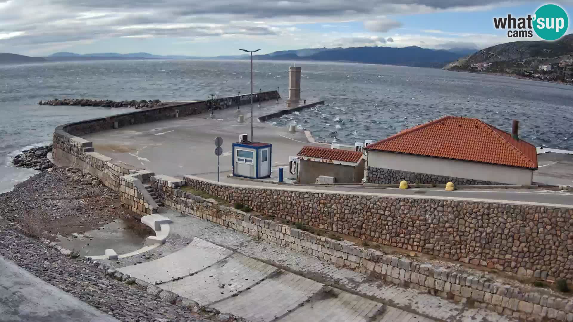 Spletna kamera Senj pristanišče – Pogled na valobran in svetilnik