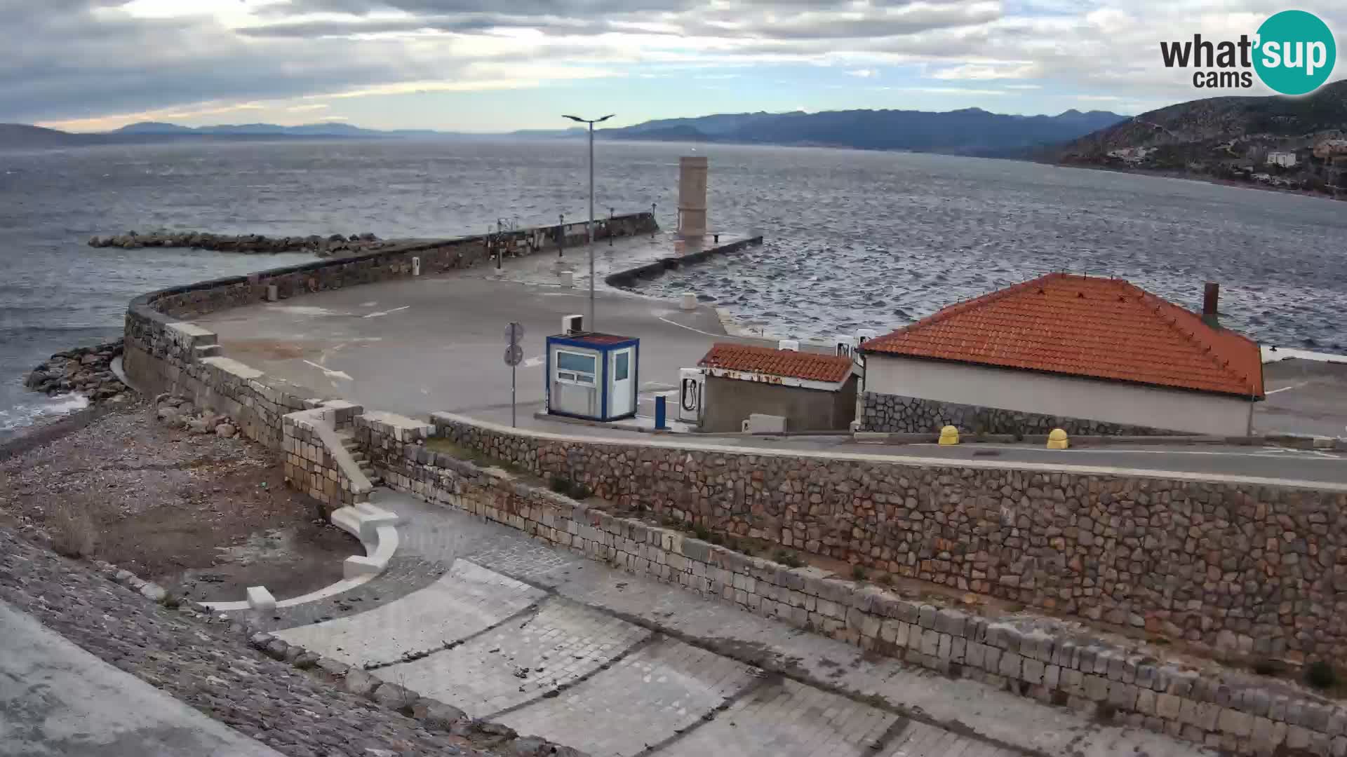Webcam port de Senj – Vue sur la jetée et le phare