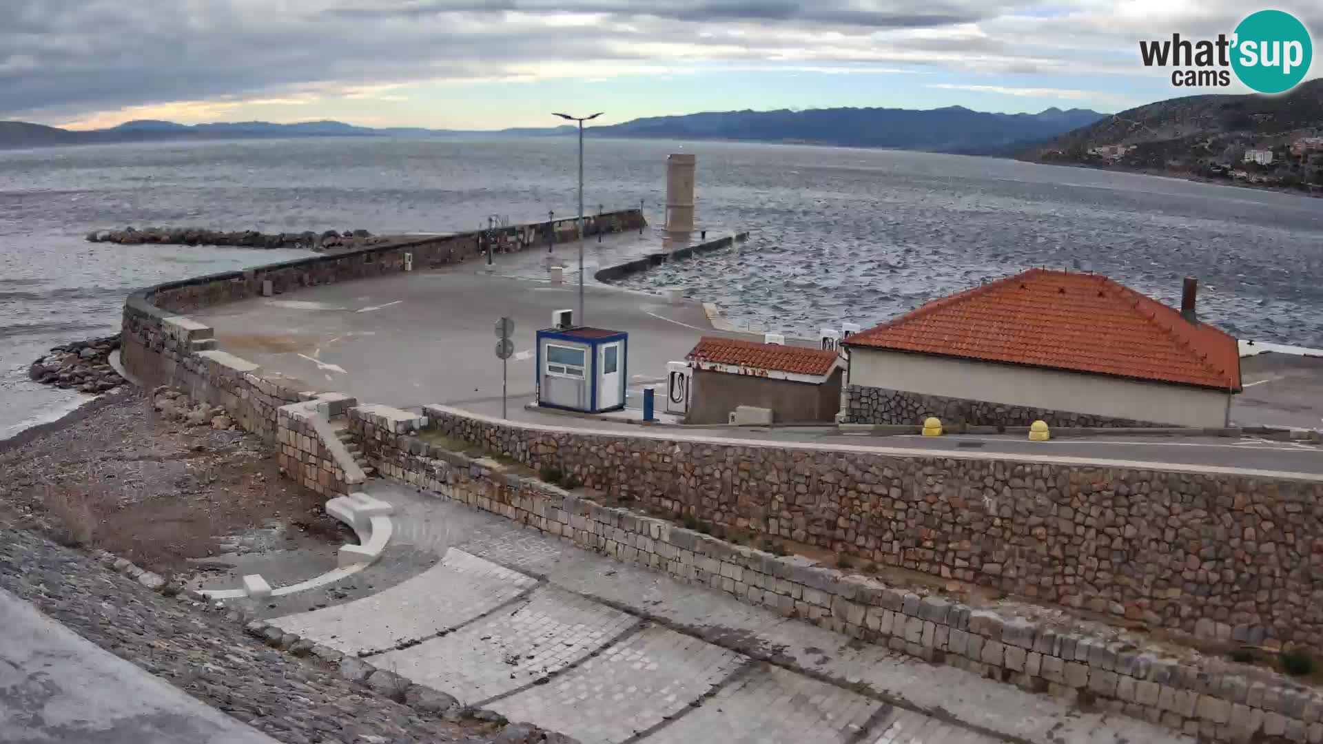 Senj Hafen Webcam – Wellenbrecher & Leuchtturm Liveblick