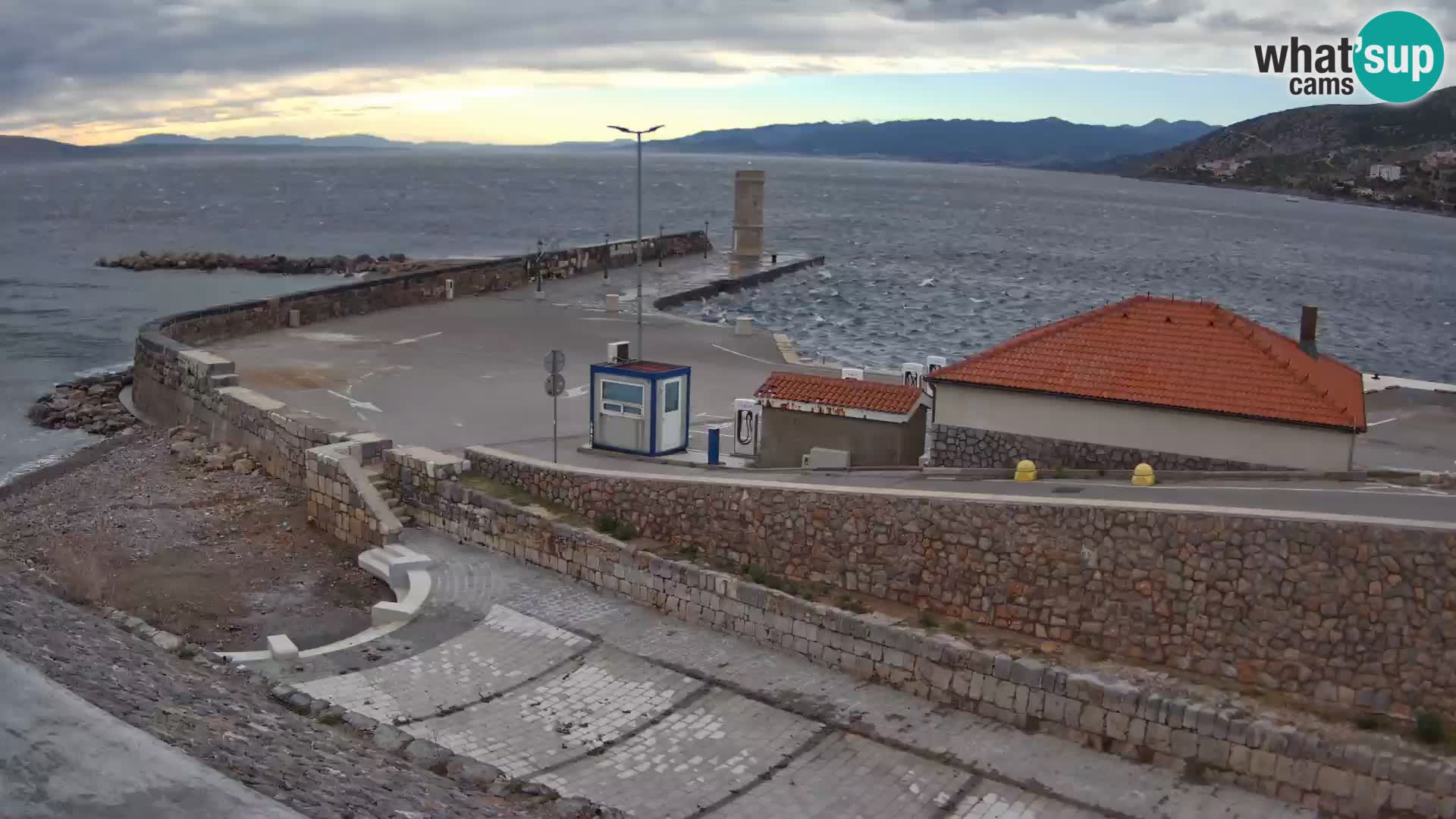 Senj Hafen Webcam – Wellenbrecher & Leuchtturm Liveblick